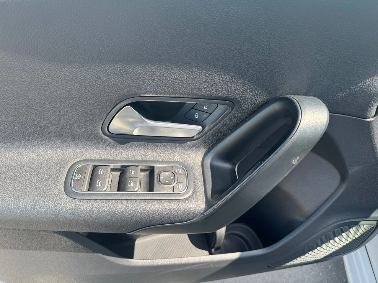 MERCEDES-BENZ A 200 d 8G-DCT-image-8