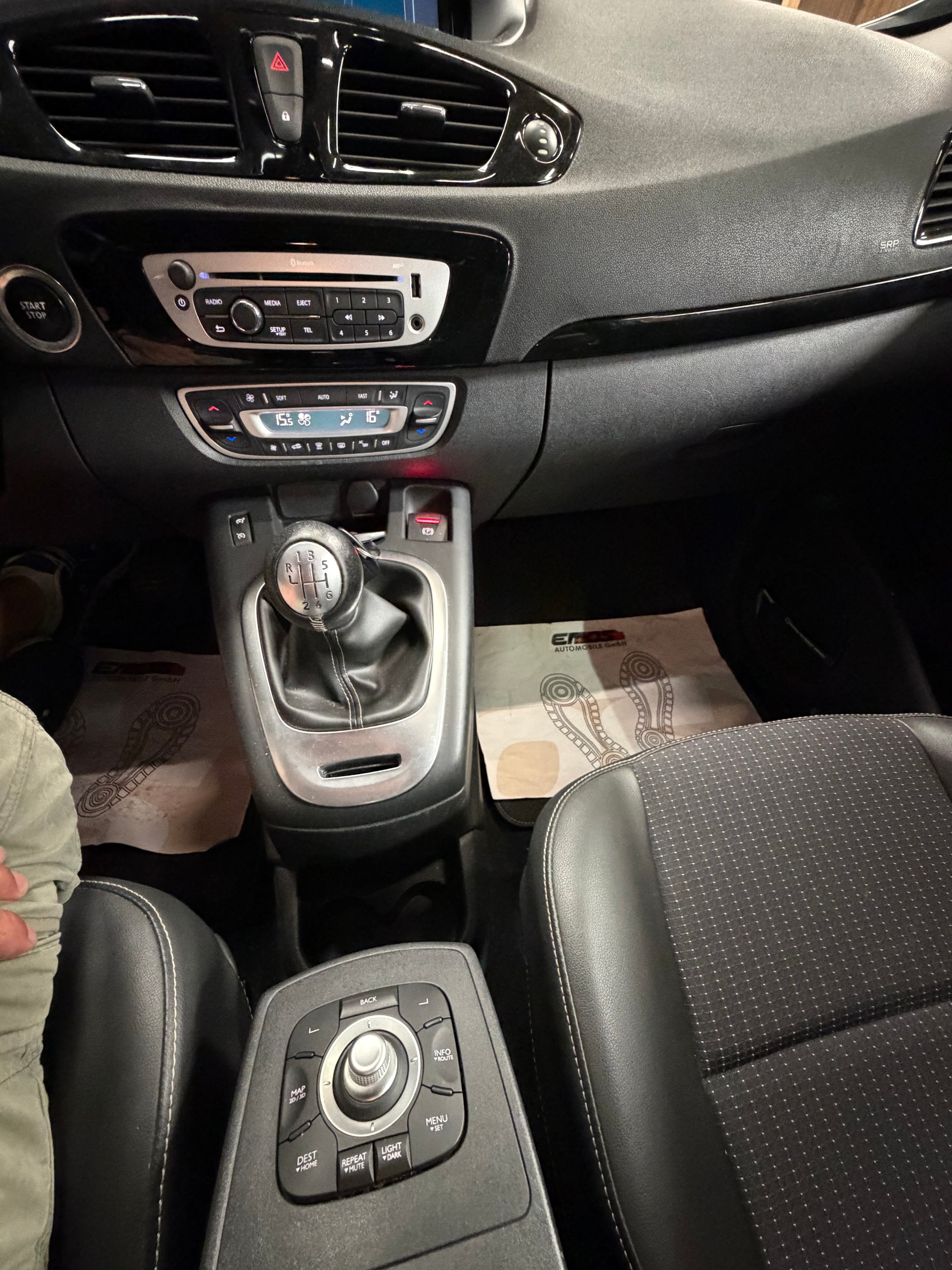 RENAULT Scénic 1.2 16V Turbo Bose Edition-image-11