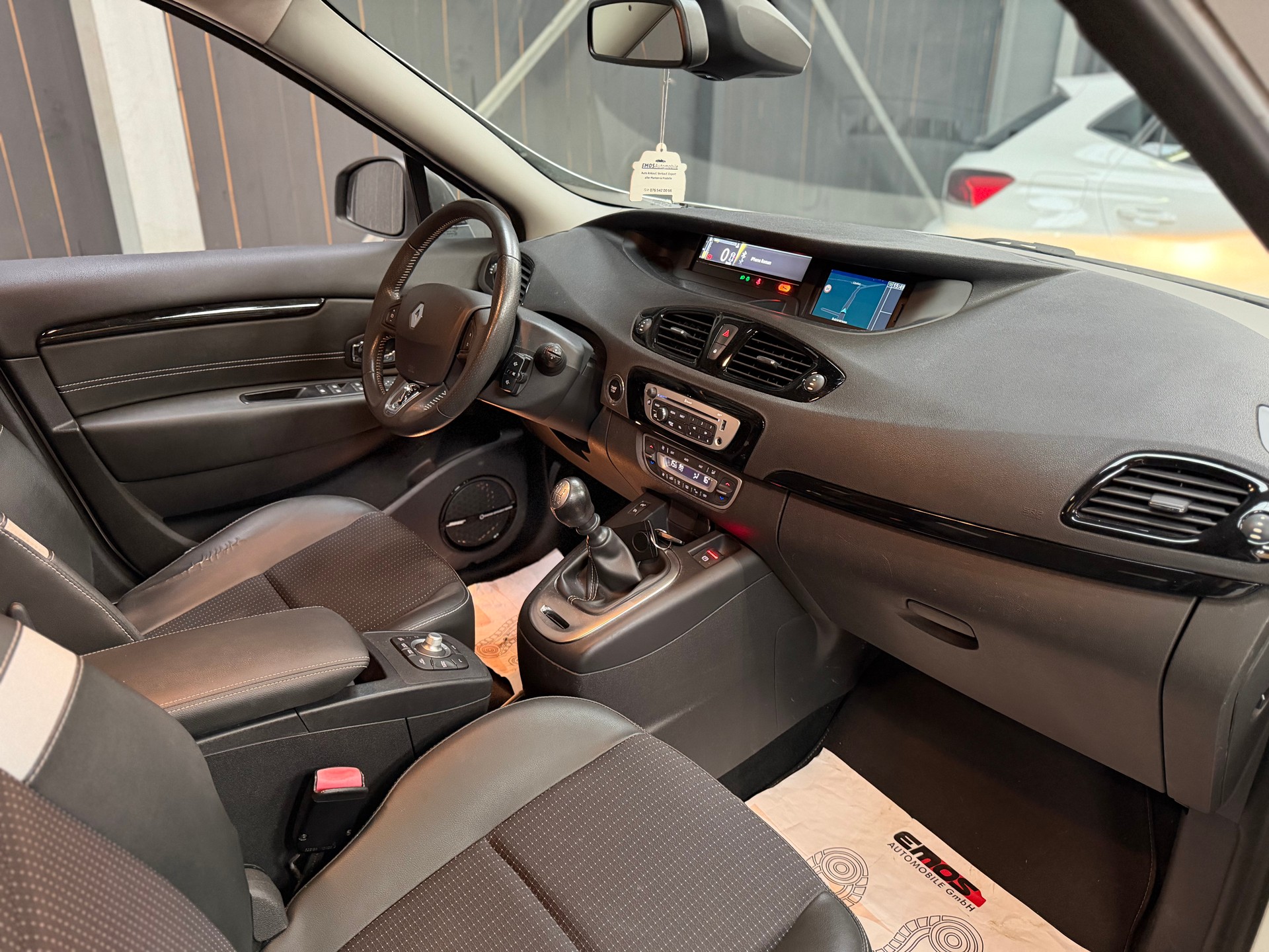 RENAULT Scénic 1.2 16V Turbo Bose Edition-image-8