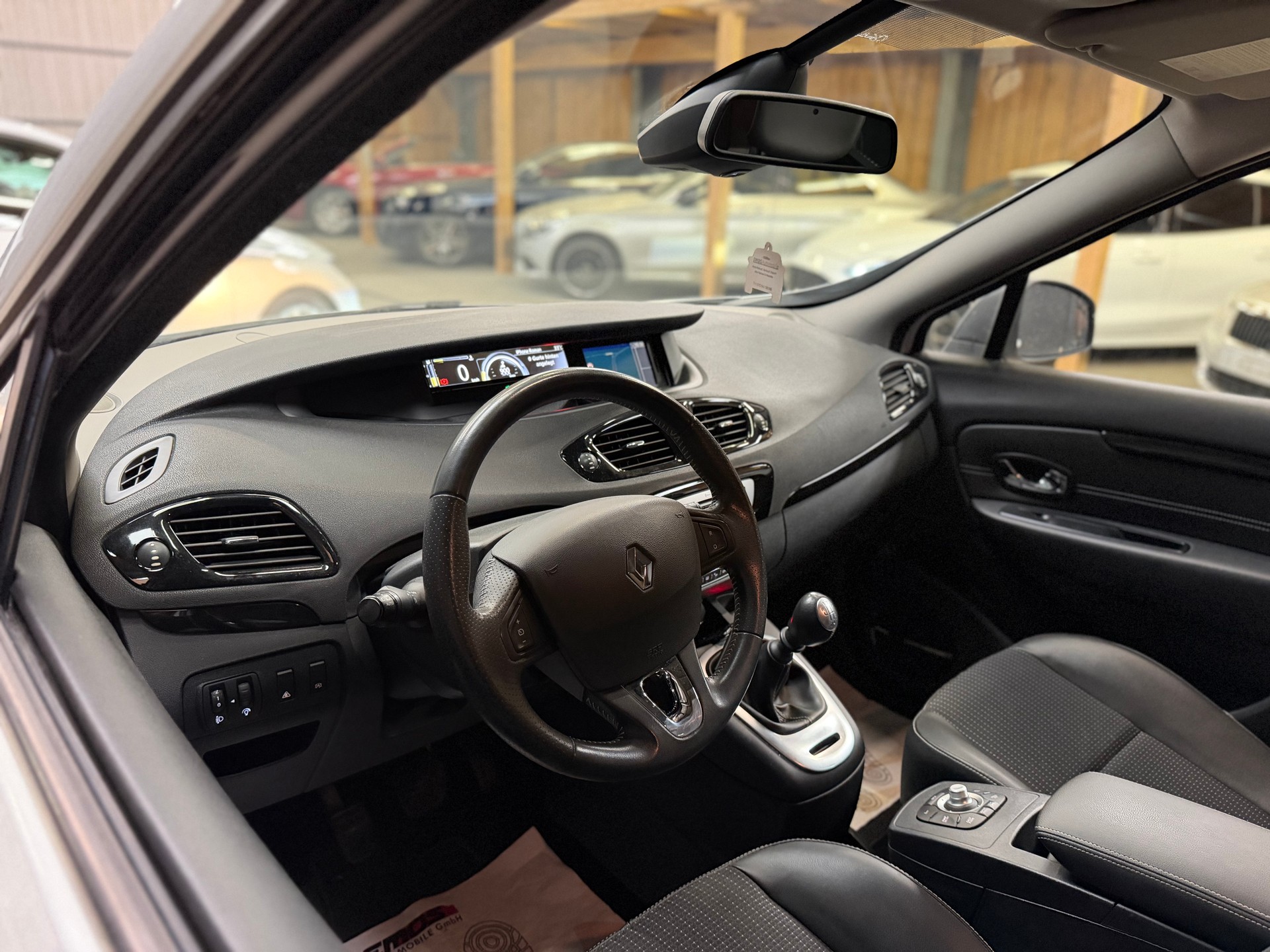 RENAULT Scénic 1.2 16V Turbo Bose Edition-image-9
