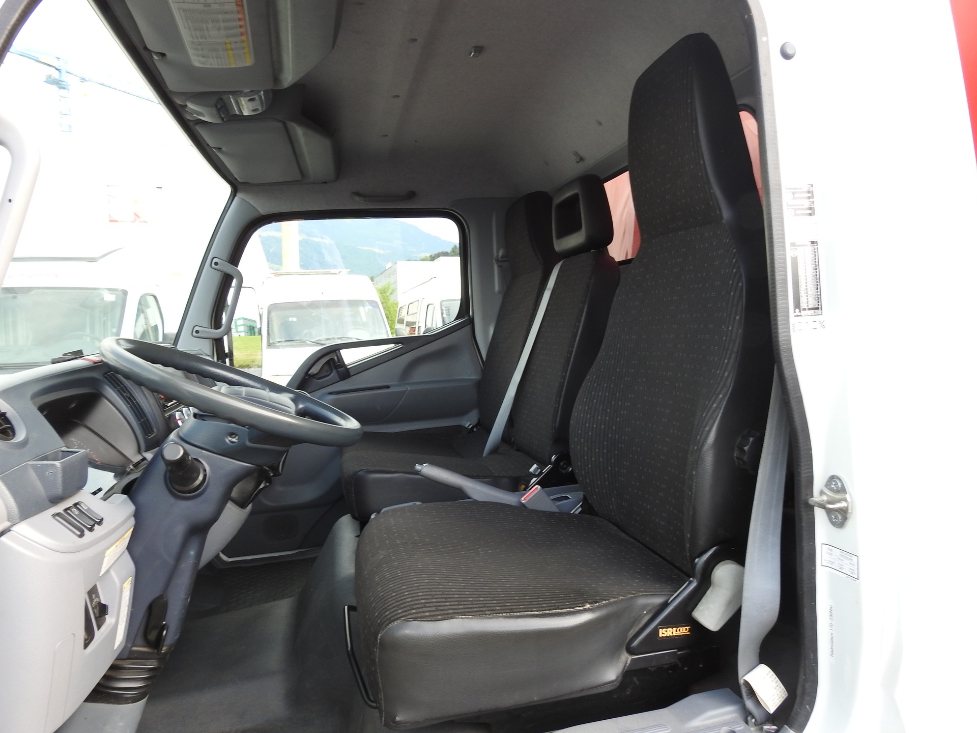 MITSUBISHI FUSO Canter-image-11