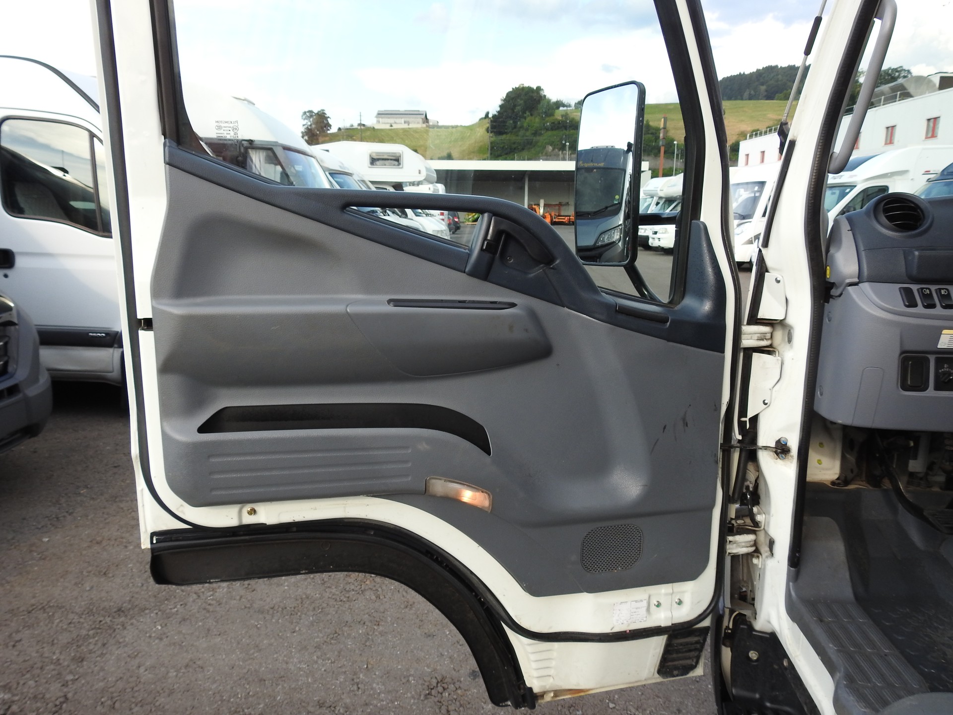 MITSUBISHI FUSO Canter-image-8