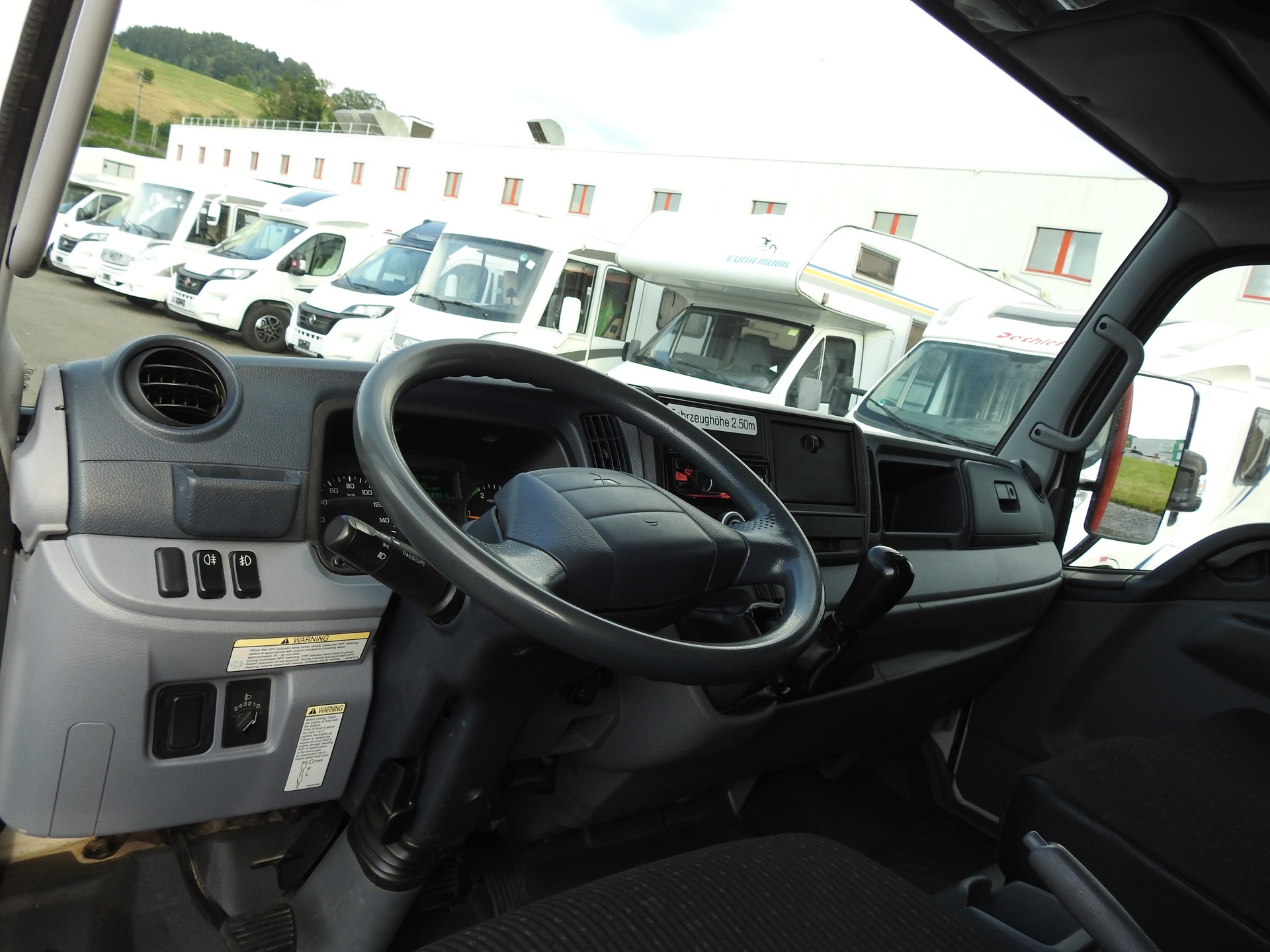 MITSUBISHI FUSO Canter-image-9