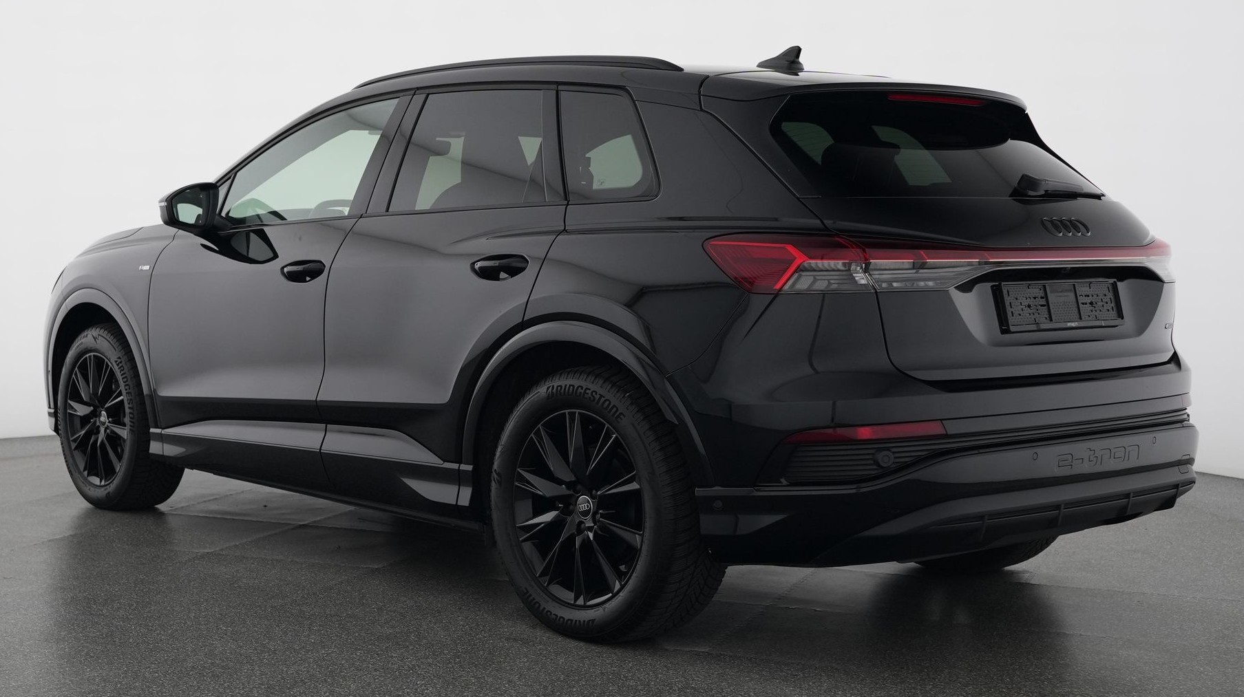 AUDI Q4 e-tron 45 Attraction quattro S-Line Modell 2025 mit 5 Jahren Garantie.-image-2