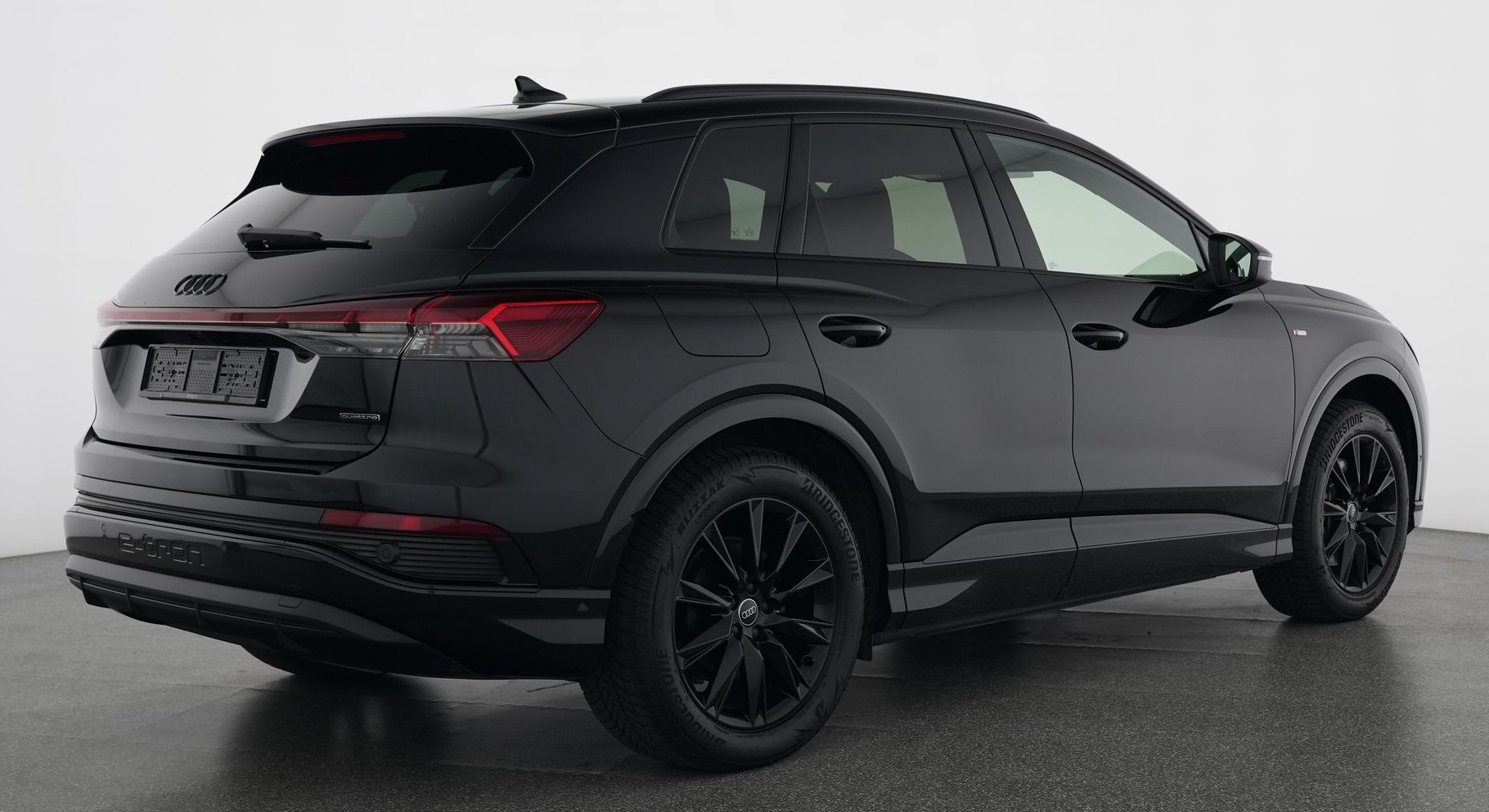AUDI Q4 e-tron 45 Attraction quattro S-Line Modell 2025 mit 5 Jahren Garantie.-image-3