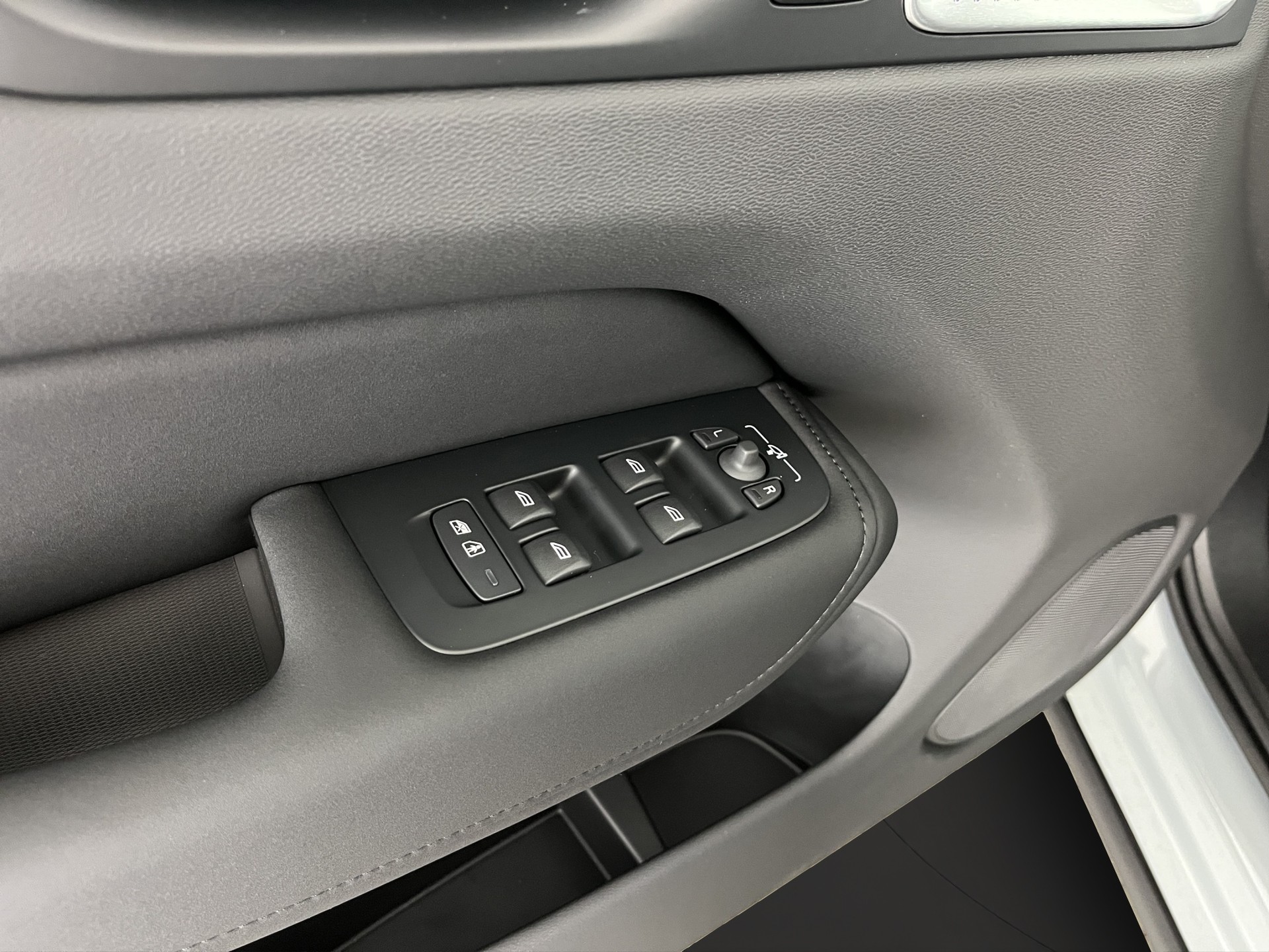 VOLVO XC60 2.0 T8 TE Black Edition eAWD-image-11