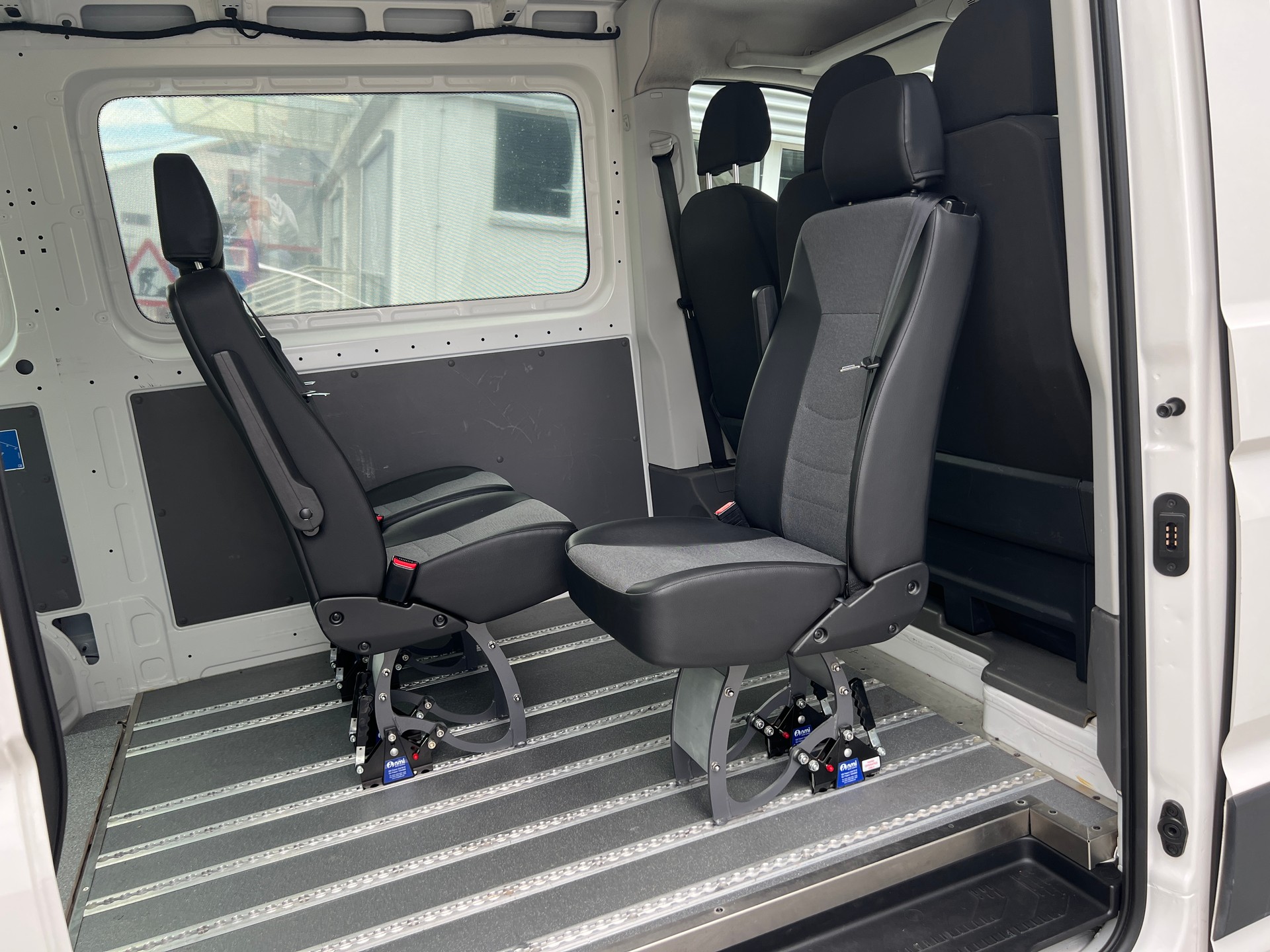 VW Crafter 35 2.0 TDI L3 A-image-14