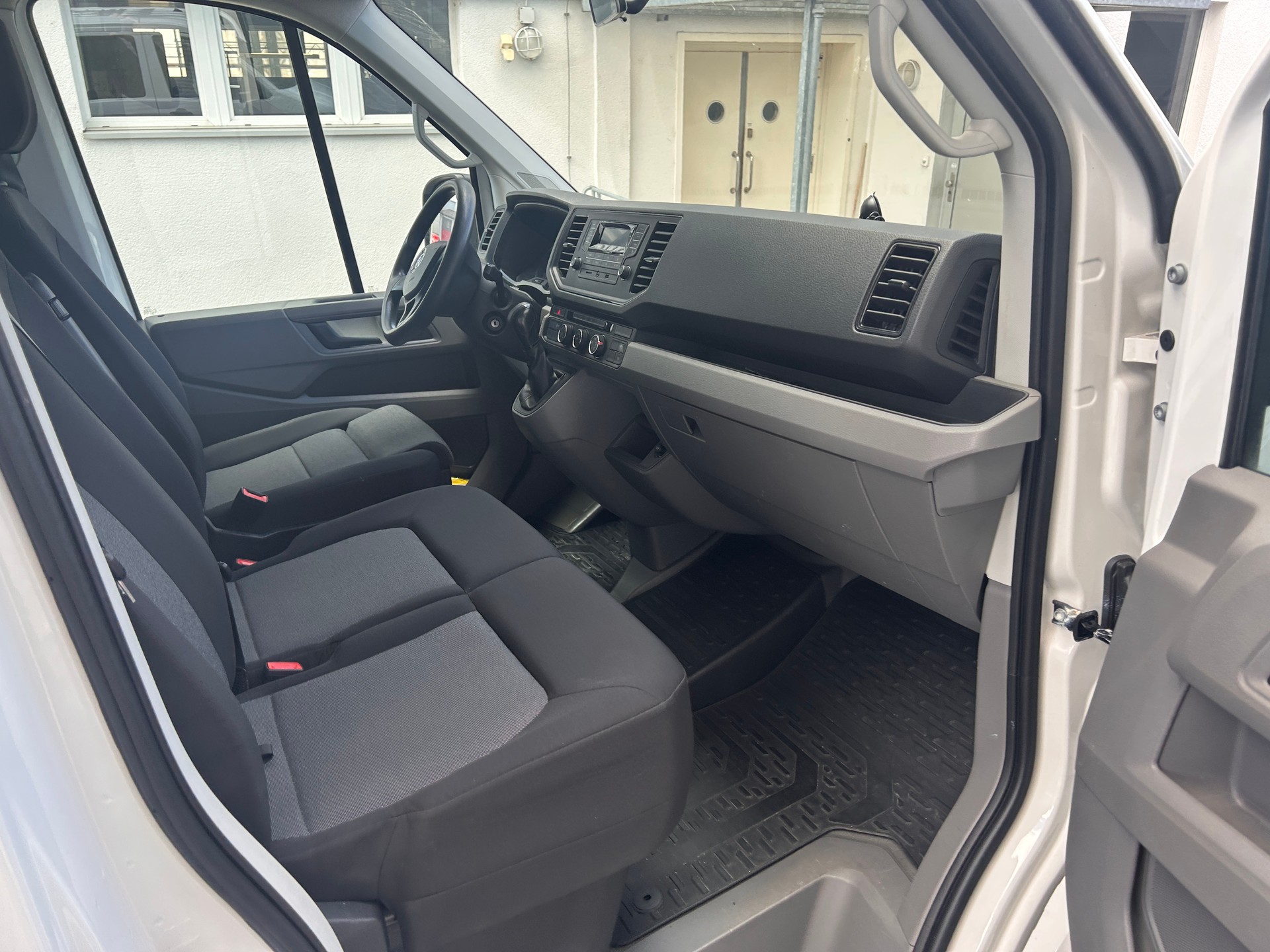 VW Crafter 35 2.0 TDI L3 A-image-15