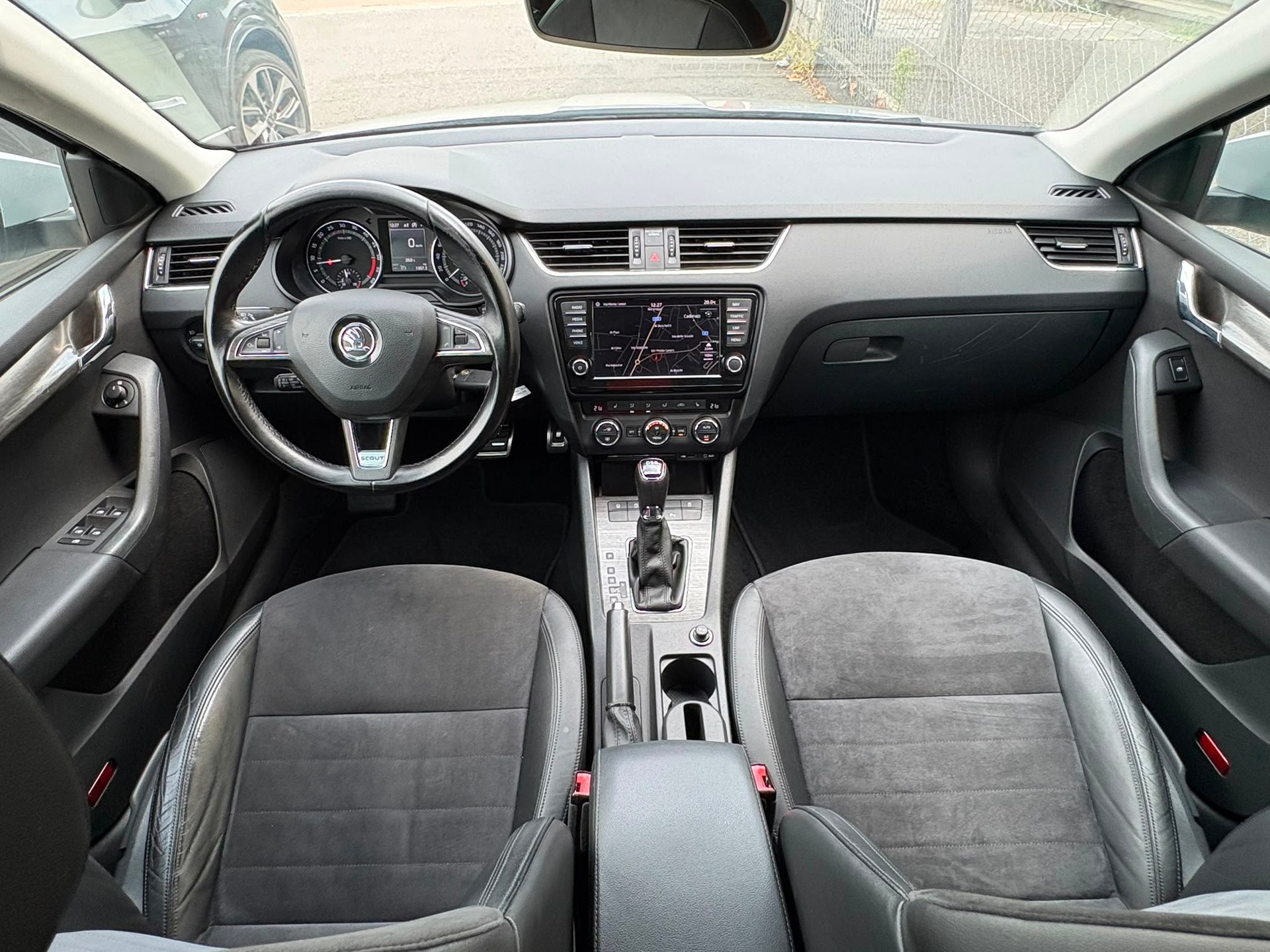 SKODA Octavia Combi 2.0 TDI Scout 4x4 DSG-image-9