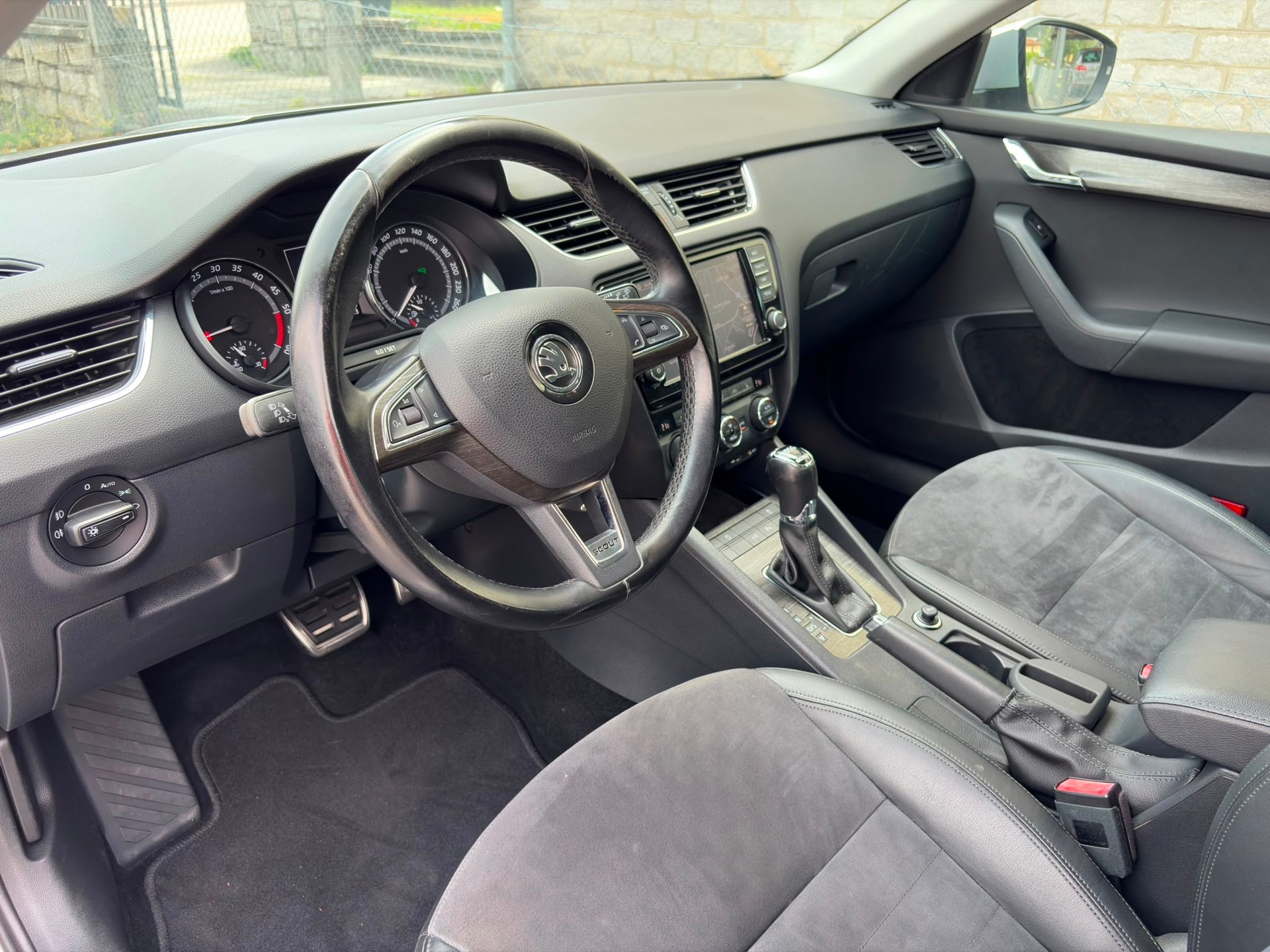 SKODA Octavia Combi 2.0 TDI Scout 4x4 DSG-image-6