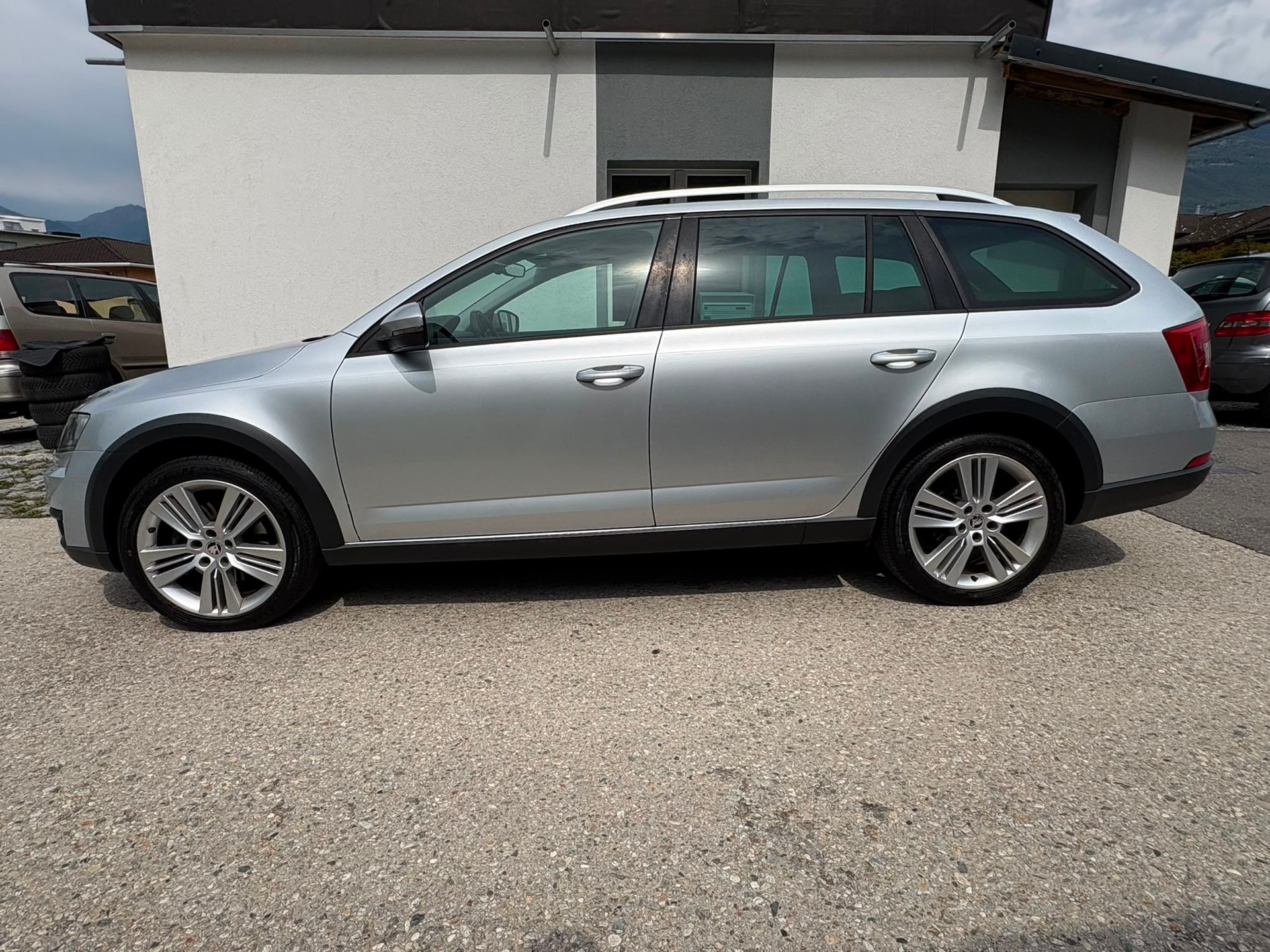 SKODA Octavia Combi 2.0 TDI Scout 4x4 DSG-image-4