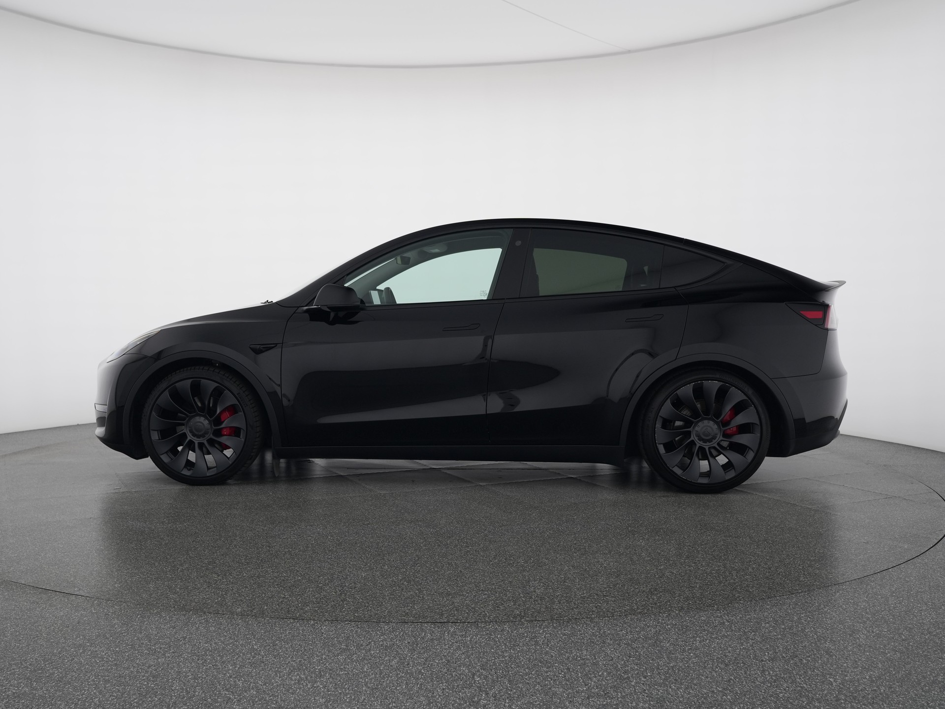 TESLA Model Y Performance-showroom-element-2