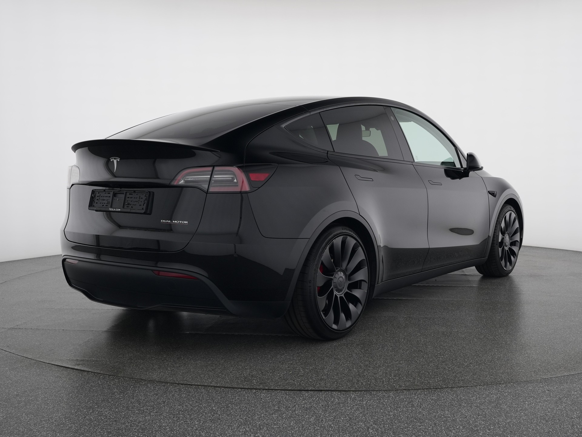 TESLA Model Y Performance-showroom-element-3