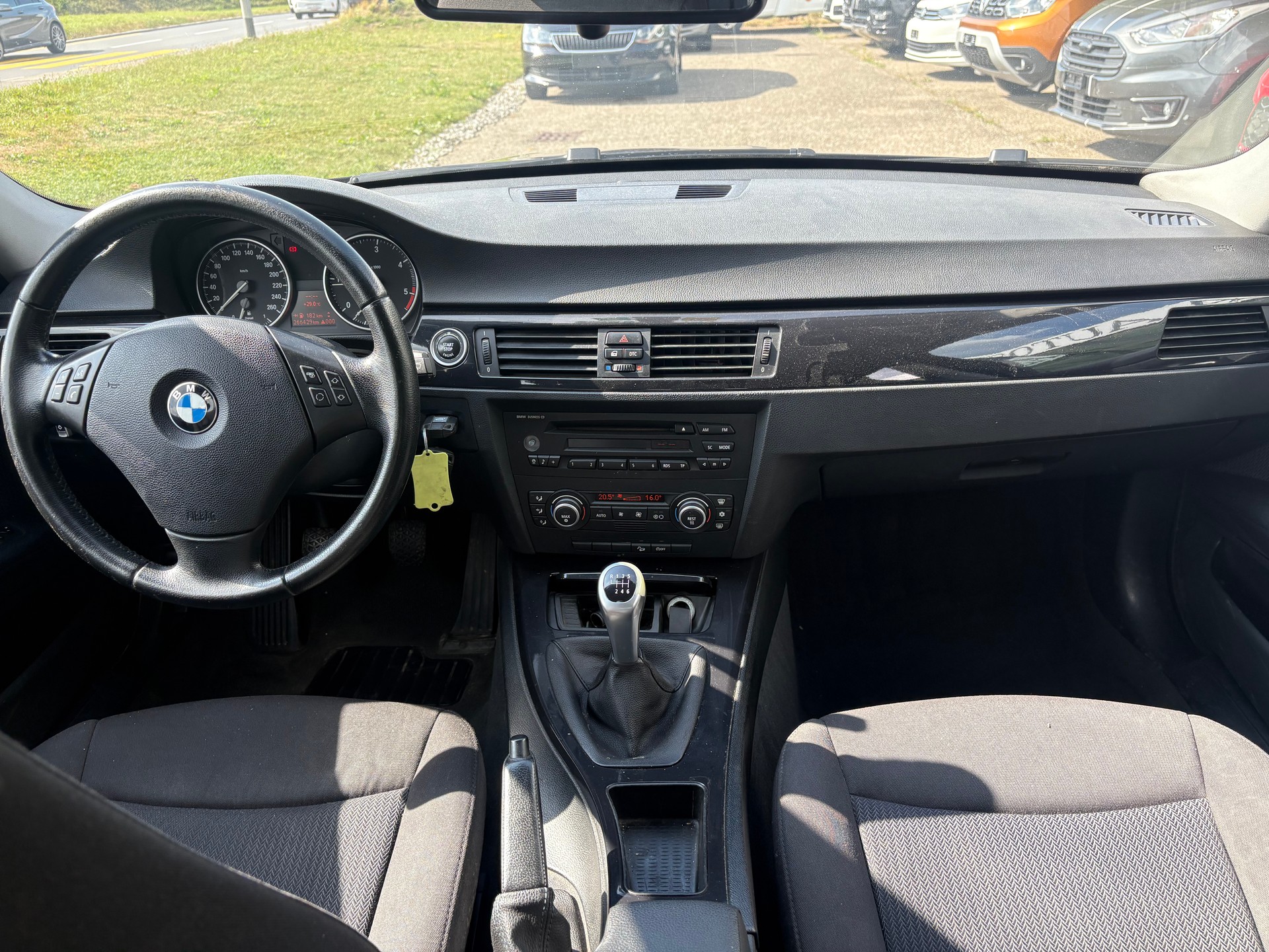 BMW 320d xDrive-image-11