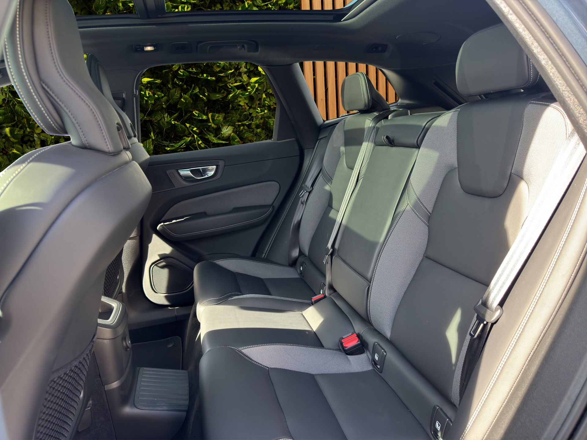 VOLVO XC60 2.0 T8 TE R-Design eAWD-image-14