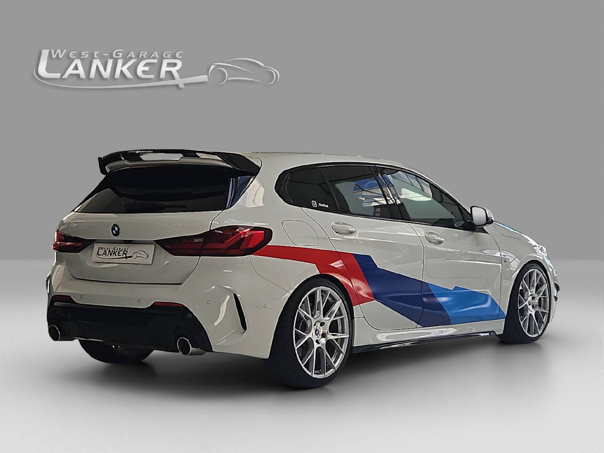 BMW M135i xDrive-showroom-element-2