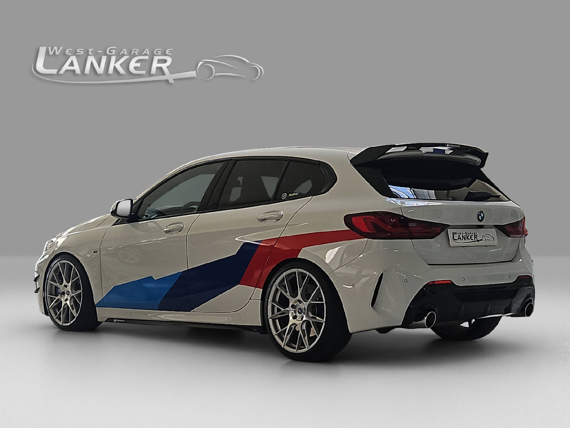 BMW M135i xDrive-showroom-element-3