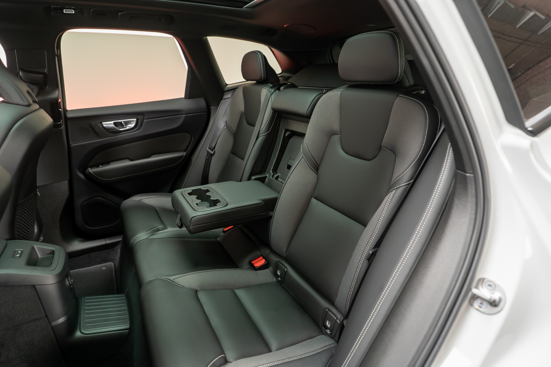 VOLVO XC60 2.0 T8 TE Plus Dark eAWD / Panorama / 360°Kamera / Harman/Kardon / el.Heckklappe-image-16