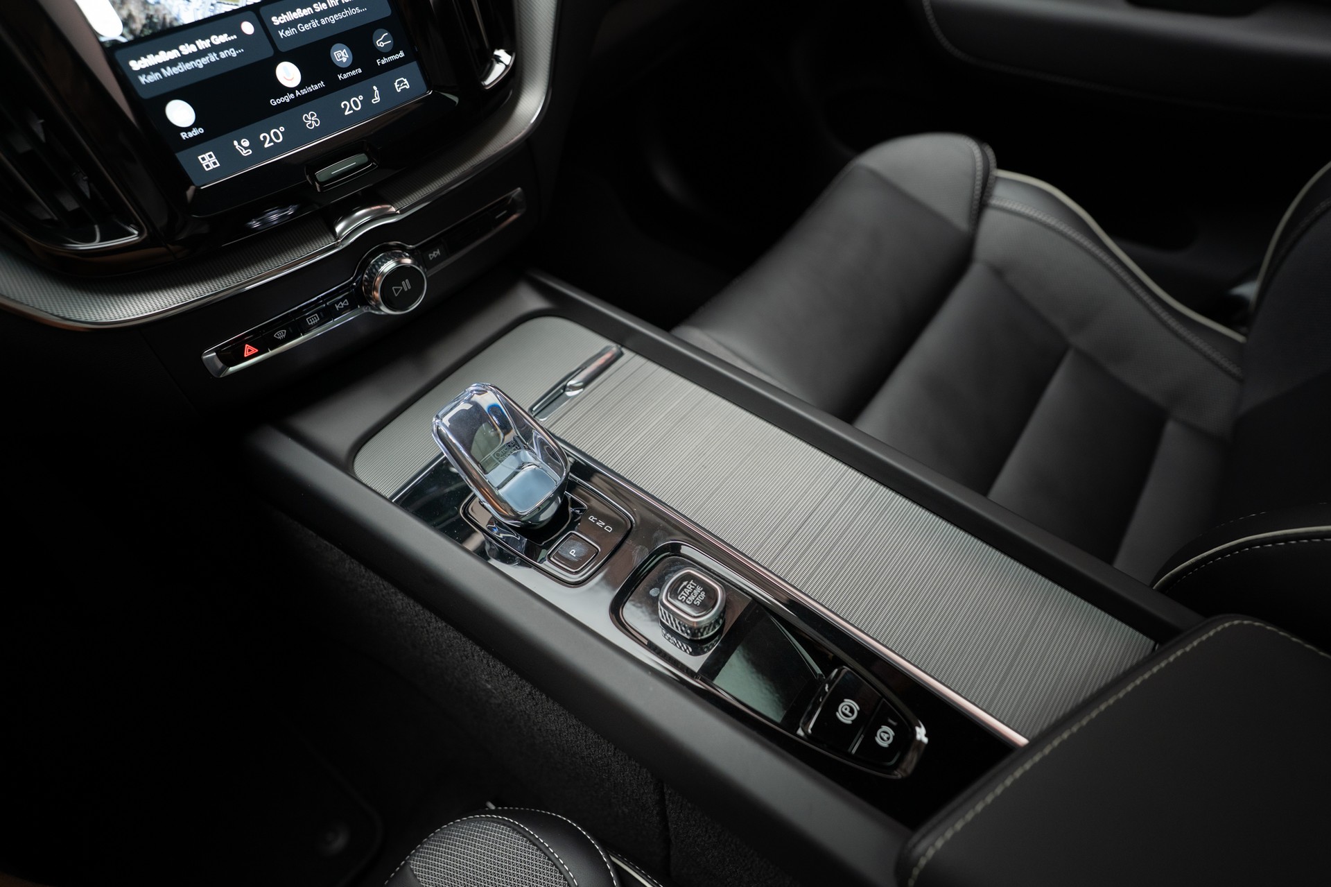 VOLVO XC60 2.0 T8 TE Plus Dark eAWD / Panorama / 360°Kamera / Harman/Kardon / el.Heckklappe-image-13