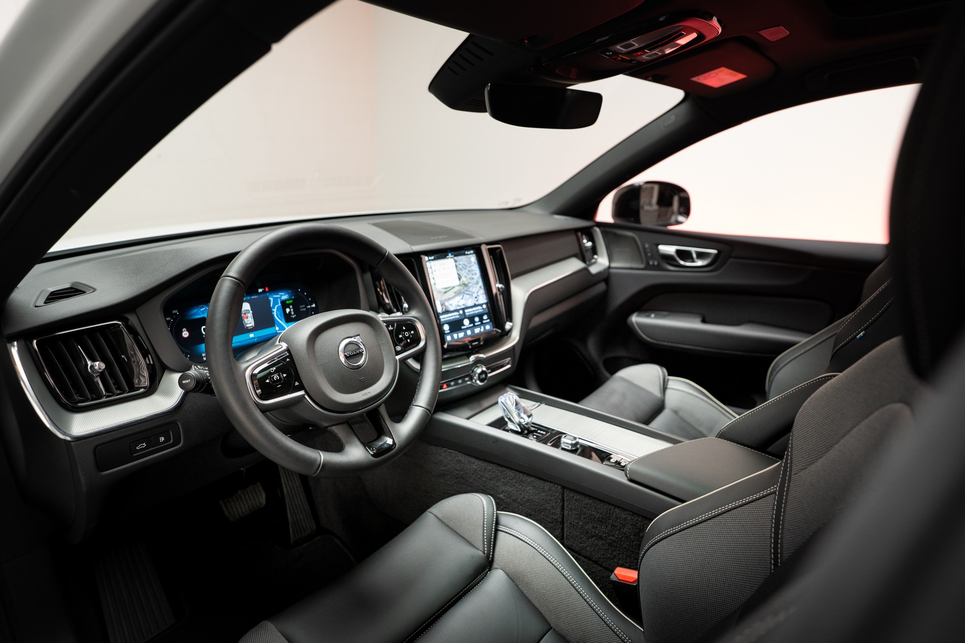VOLVO XC60 2.0 T8 TE Plus Dark eAWD / Panorama / 360°Kamera / Harman/Kardon / el.Heckklappe-image-11