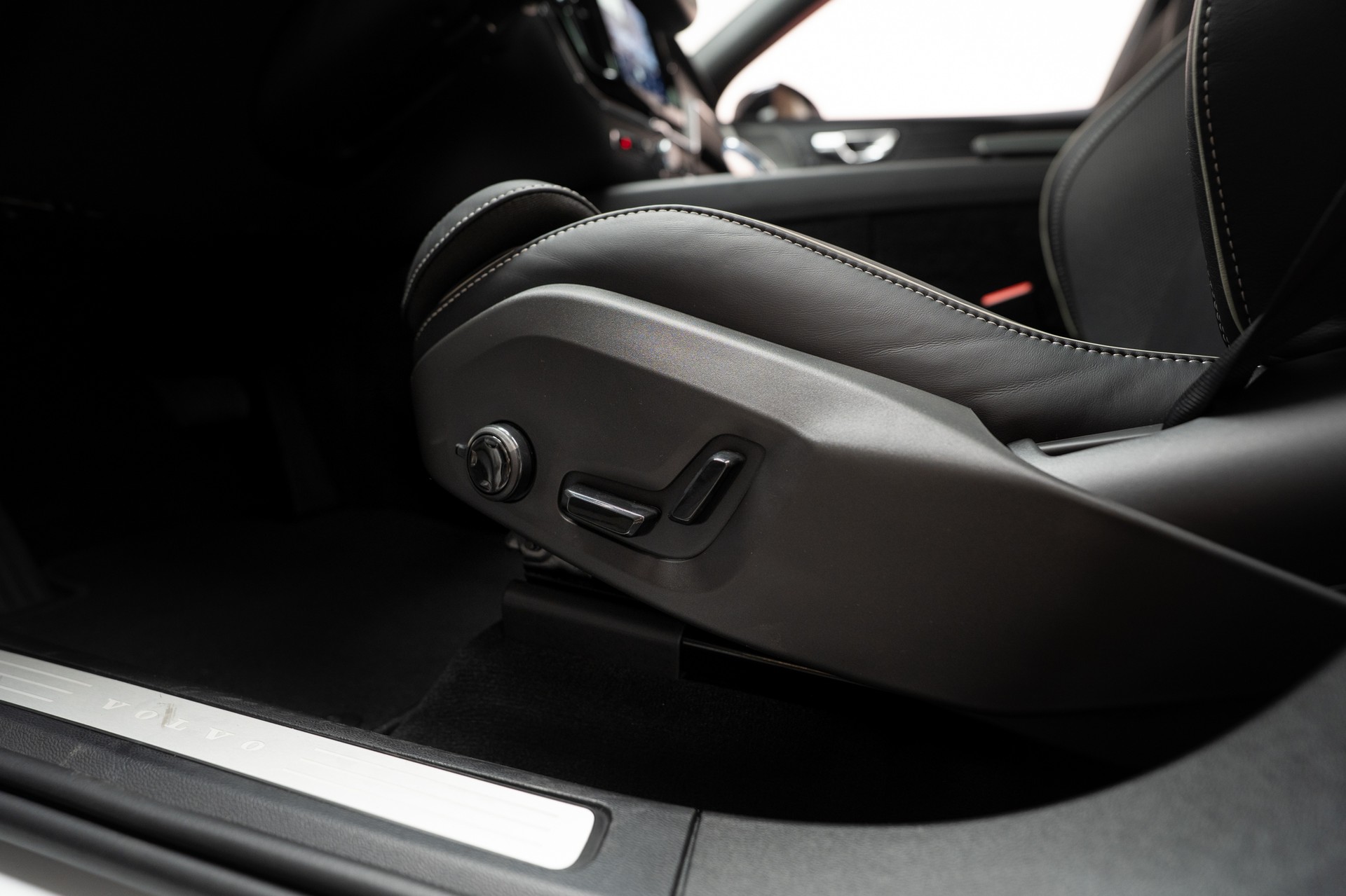 VOLVO XC60 2.0 T8 TE Plus Dark eAWD / Panorama / 360°Kamera / Harman/Kardon / el.Heckklappe-image-10