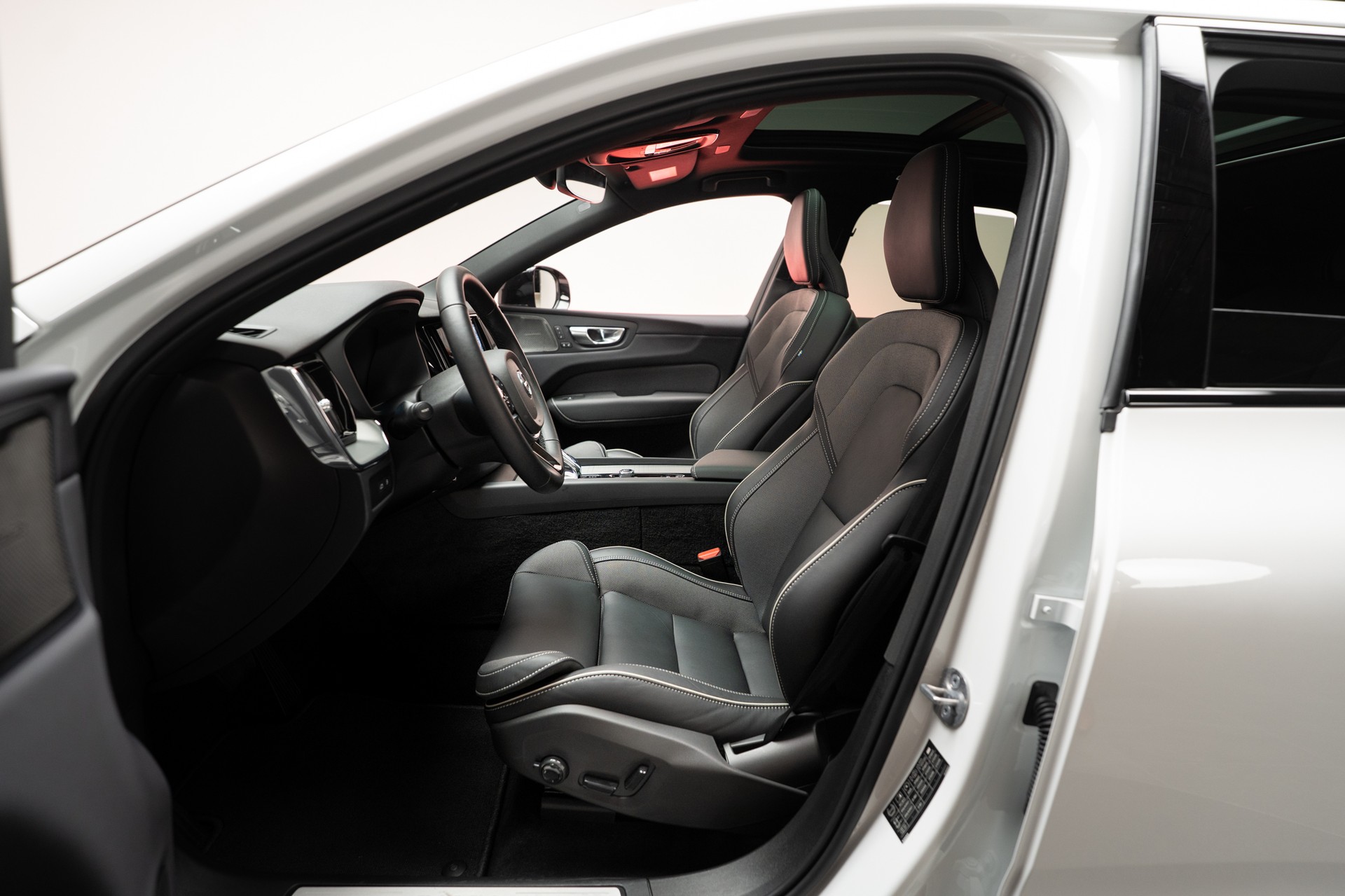 VOLVO XC60 2.0 T8 TE Plus Dark eAWD / Panorama / 360°Kamera / Harman/Kardon / el.Heckklappe-image-9