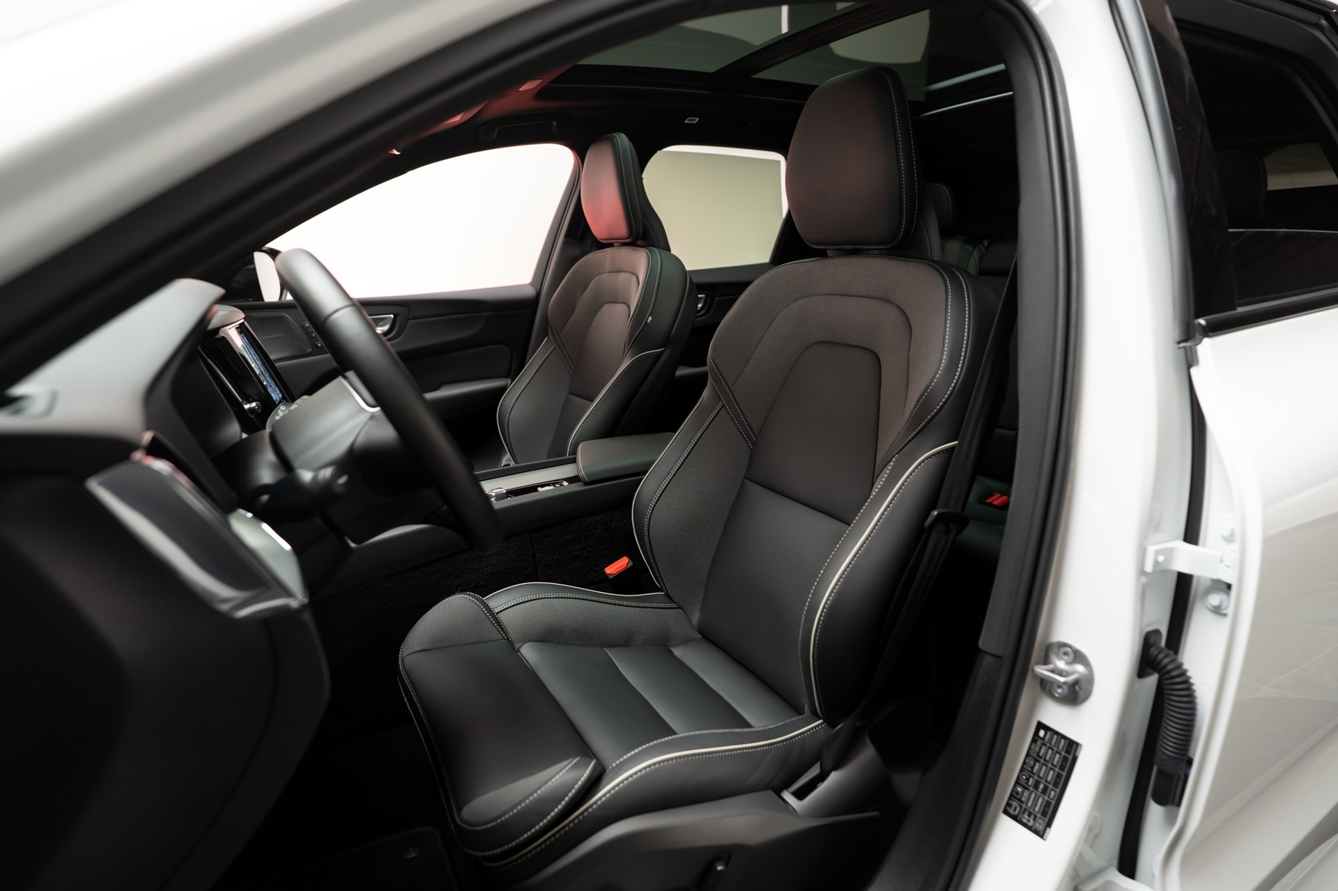 VOLVO XC60 2.0 T8 TE Plus Dark eAWD / Panorama / 360°Kamera / Harman/Kardon / el.Heckklappe-image-8