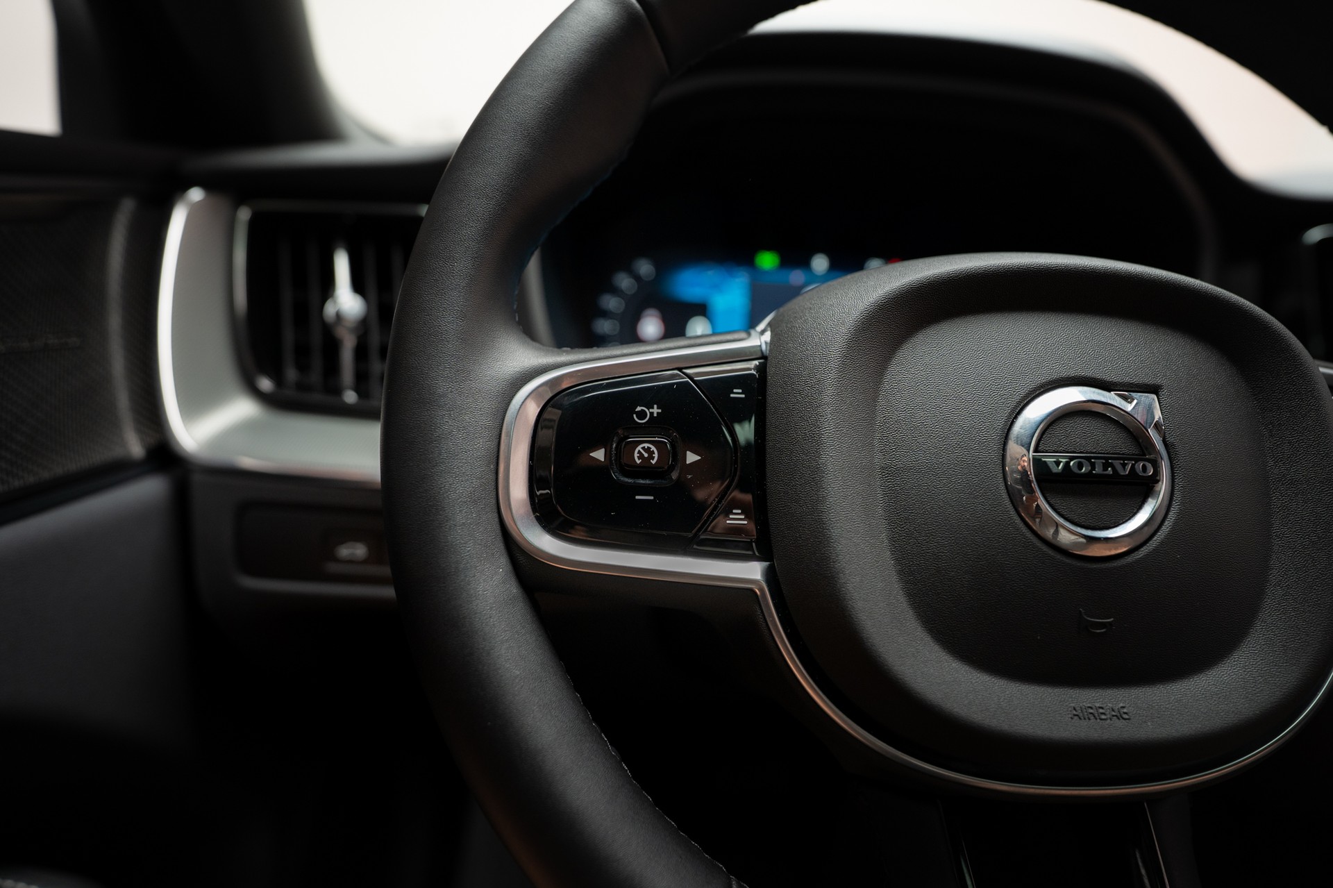 VOLVO XC60 2.0 T8 TE Plus Dark eAWD / Panorama / 360°Kamera / Harman/Kardon / el.Heckklappe-image-22