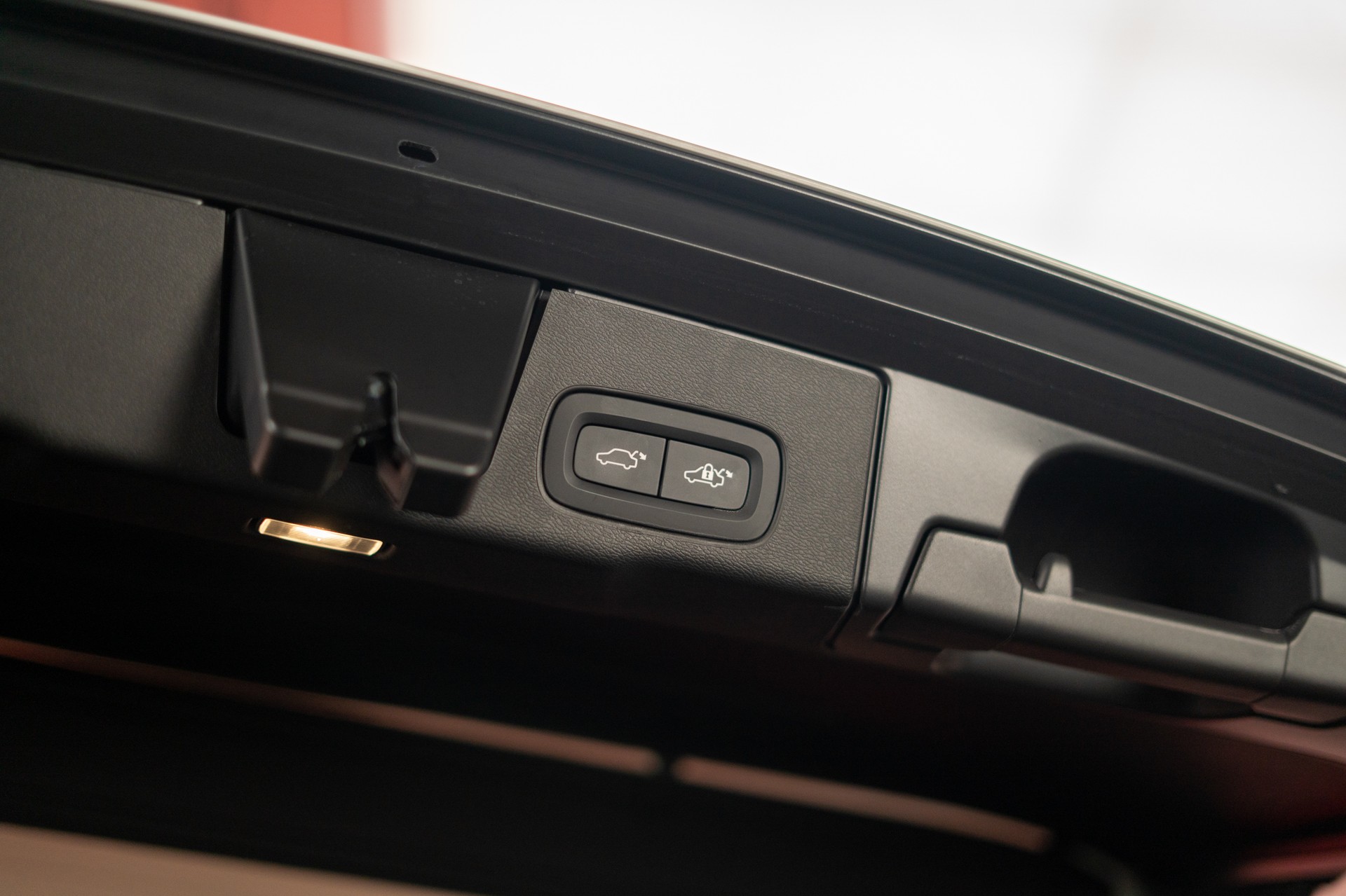 VOLVO XC60 2.0 T8 TE Plus Dark eAWD / Panorama / 360°Kamera / Harman/Kardon / el.Heckklappe-image-6