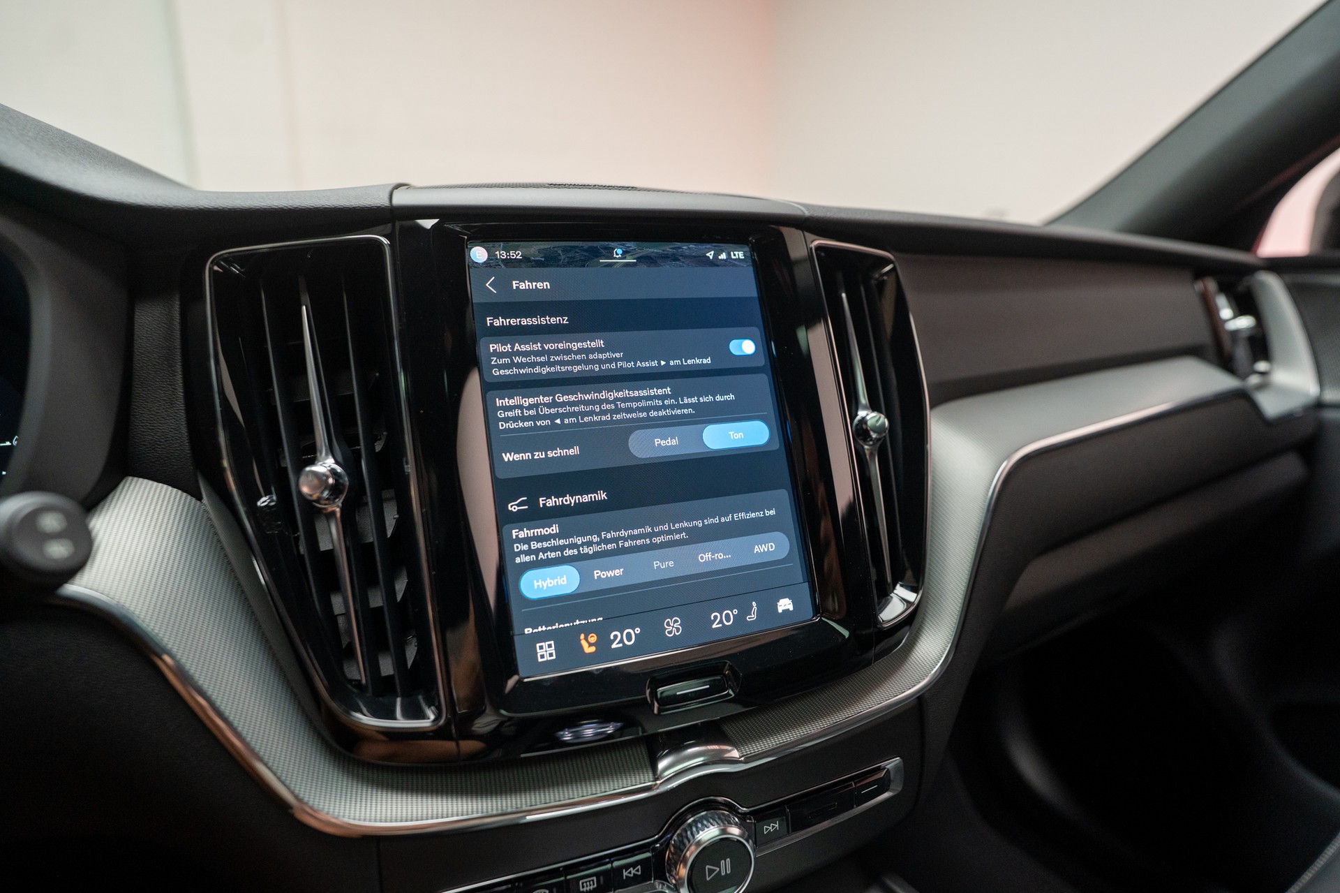 VOLVO XC60 2.0 T8 TE Plus Dark eAWD / Panorama / 360°Kamera / Harman/Kardon / el.Heckklappe-image-27