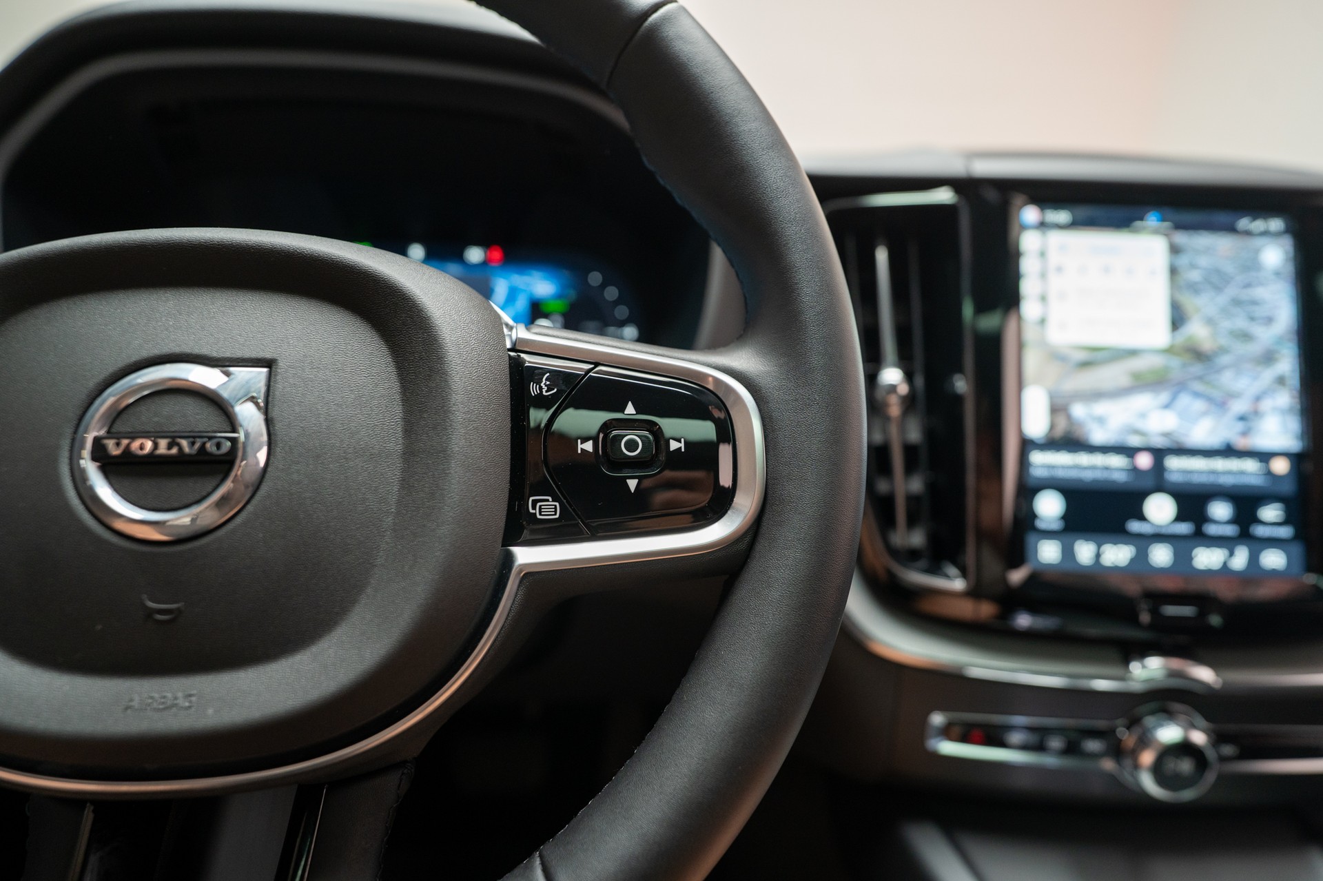 VOLVO XC60 2.0 T8 TE Plus Dark eAWD / Panorama / 360°Kamera / Harman/Kardon / el.Heckklappe-image-21