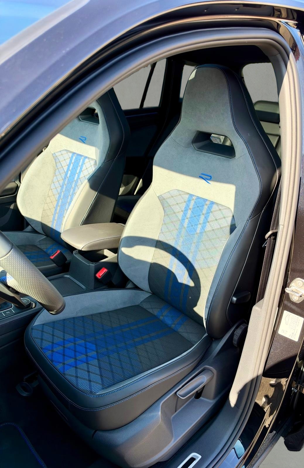 VW Tiguan 2.0TSI R 4Motion DSG-image-13