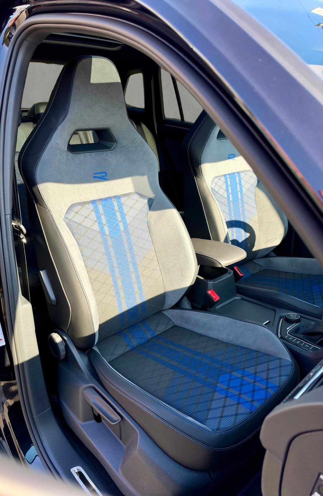 VW Tiguan 2.0TSI R 4Motion DSG-image-12