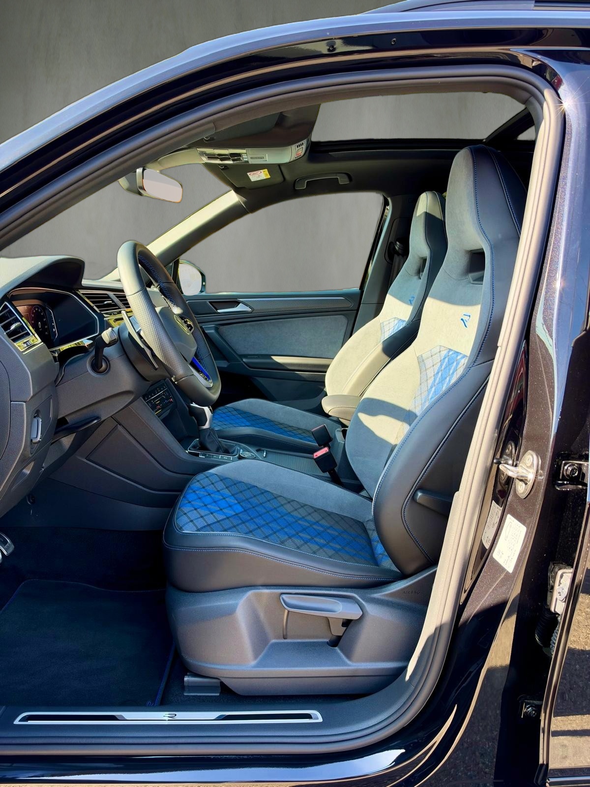VW Tiguan 2.0TSI R 4Motion DSG-image-15