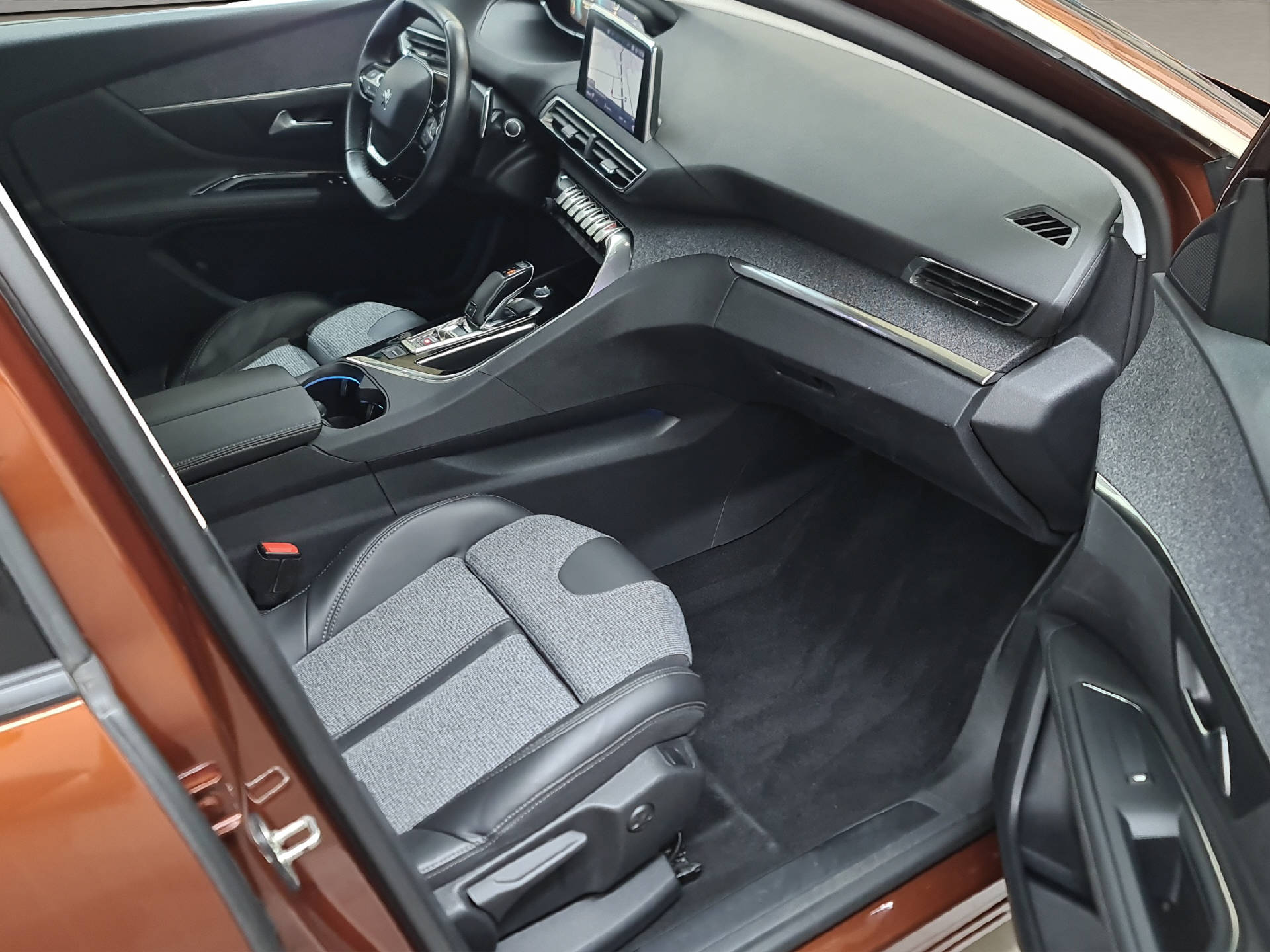 PEUGEOT 3008 1.6 BlueHDi Allure-image-10