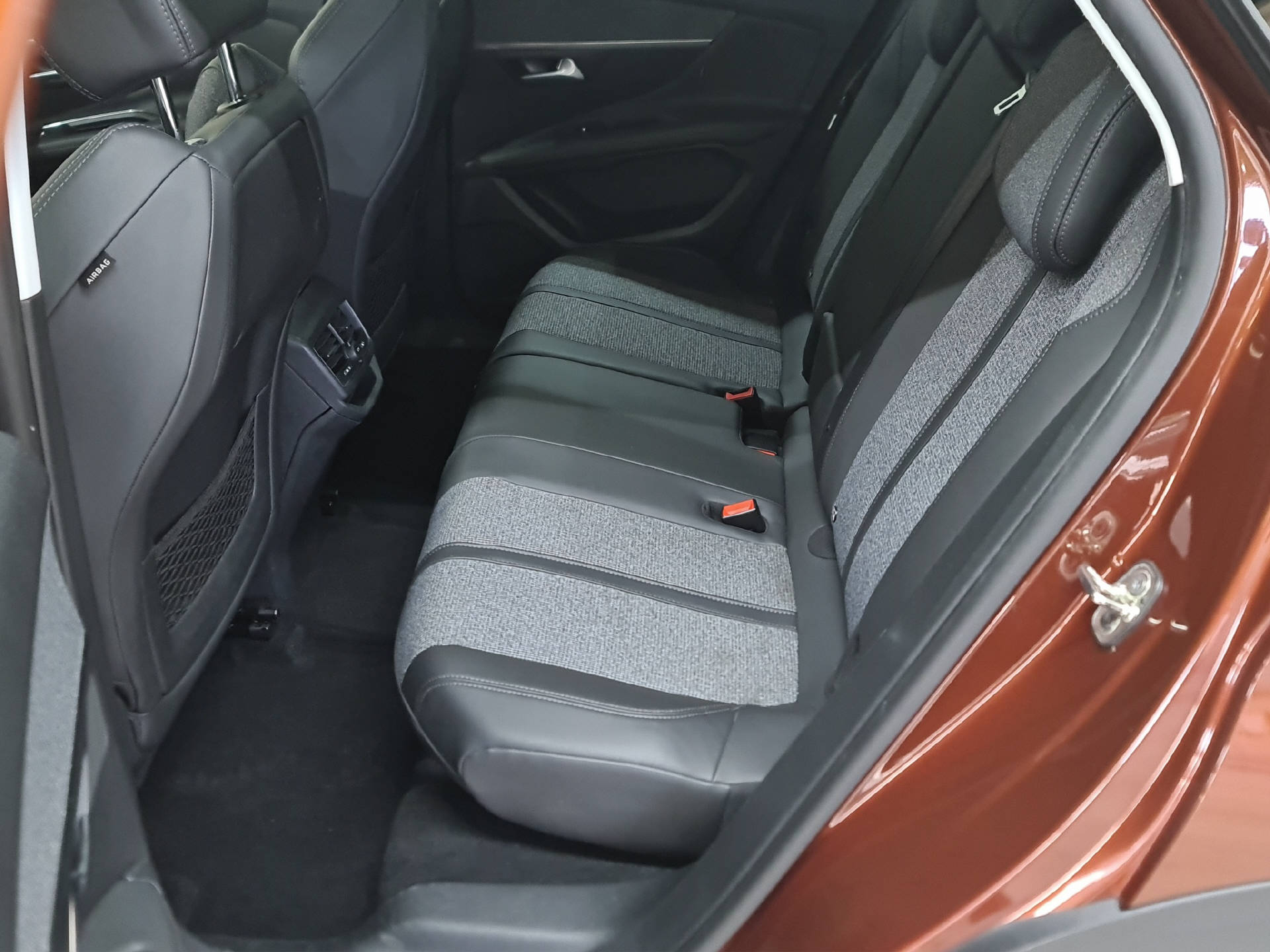 PEUGEOT 3008 1.6 BlueHDi Allure-image-9