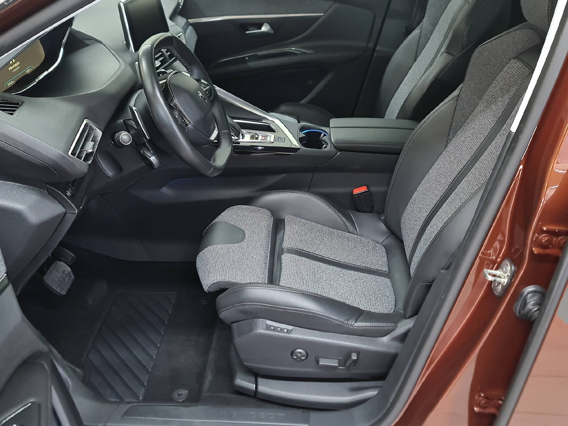 PEUGEOT 3008 1.6 BlueHDi Allure-image-5