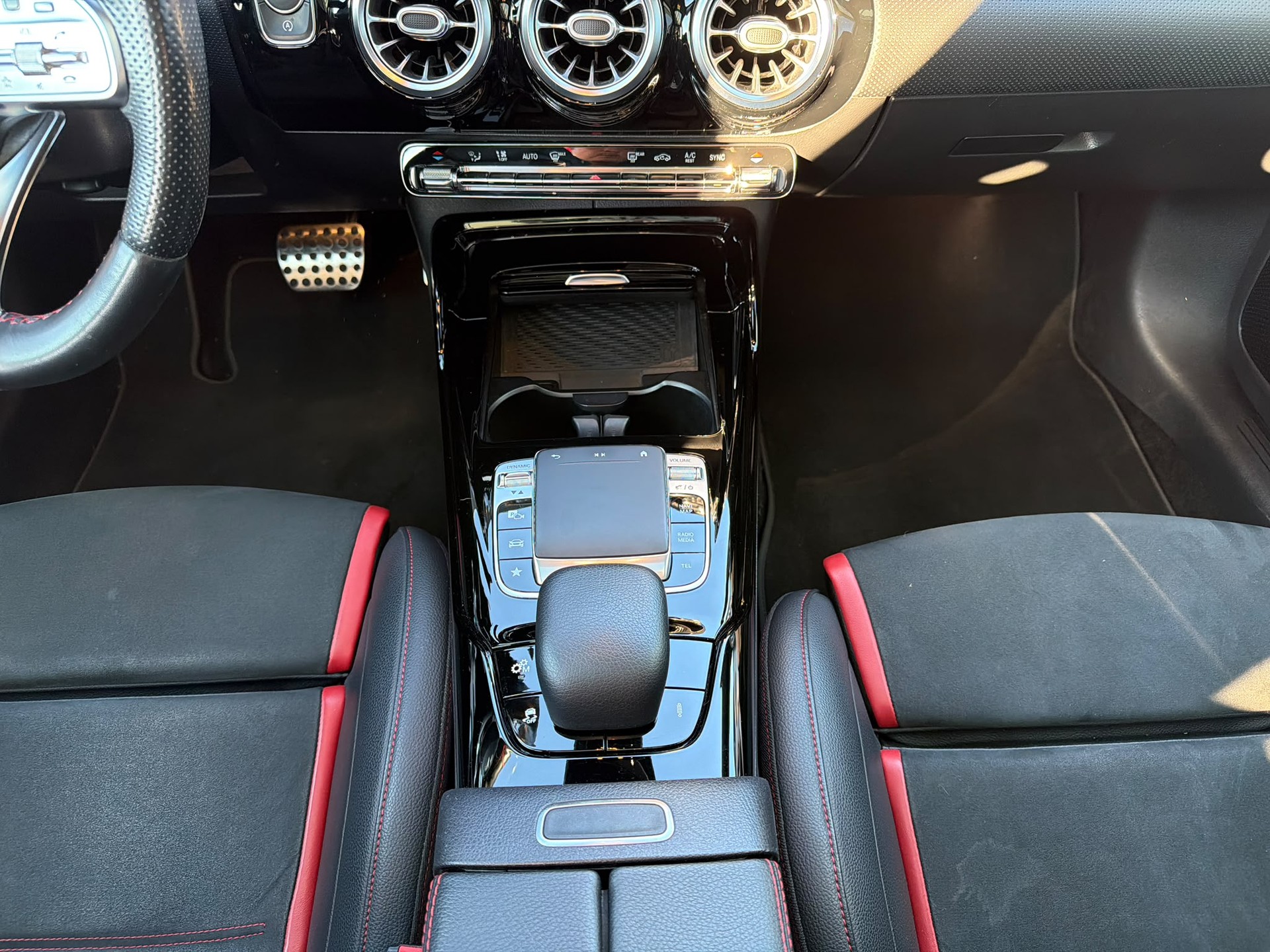 MERCEDES-BENZ A 35 AMG 4Matic Speedshift-image-21