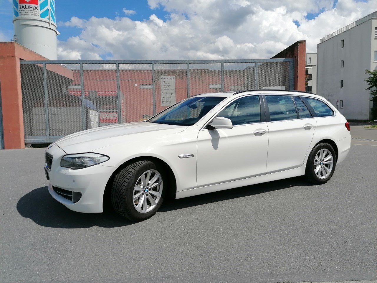 BMW 530d Touring Luxury Line Steptronic-image-1