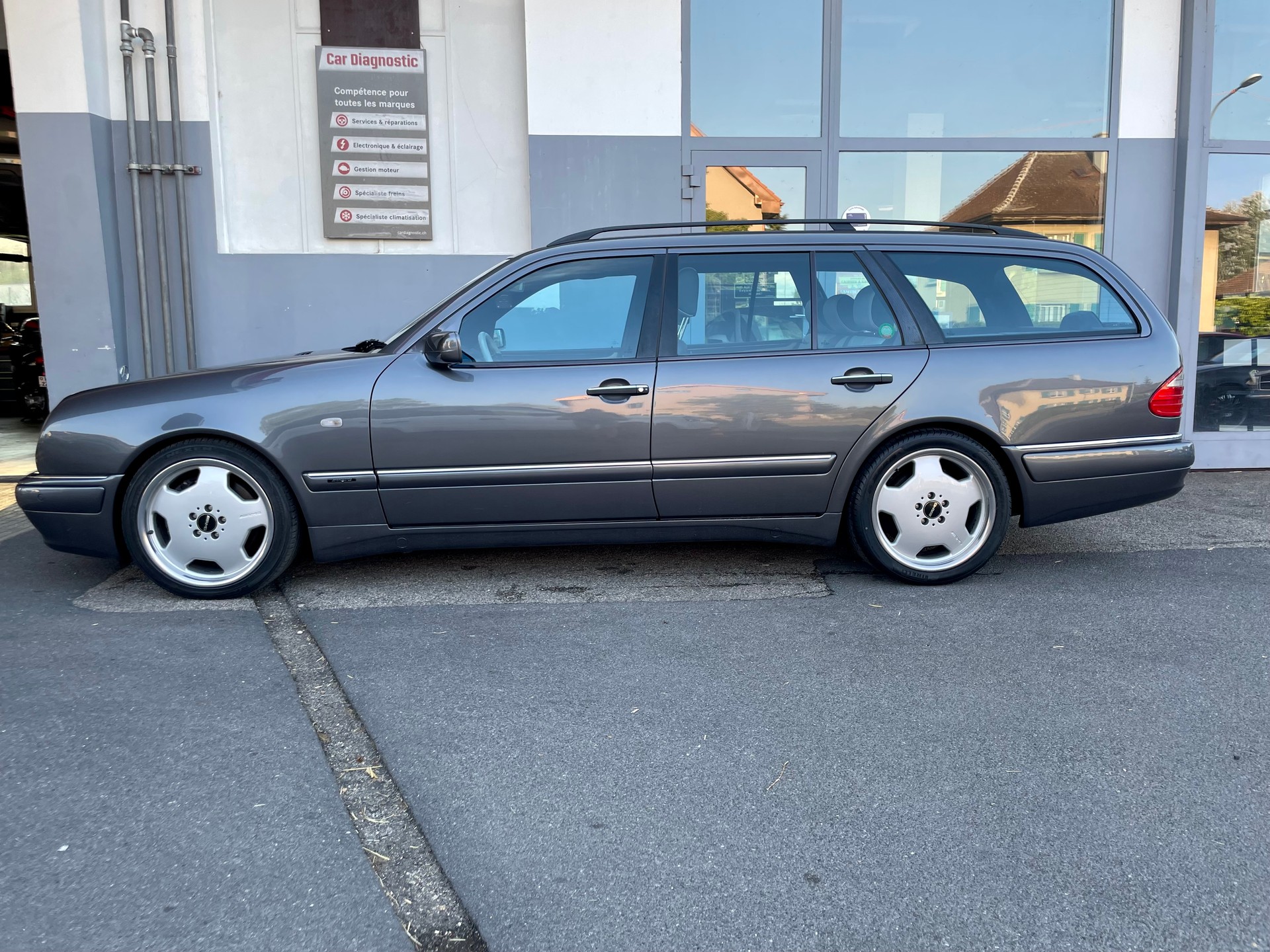 MERCEDES-BENZ E 55 AMG Avantgarde Automatic-image-1