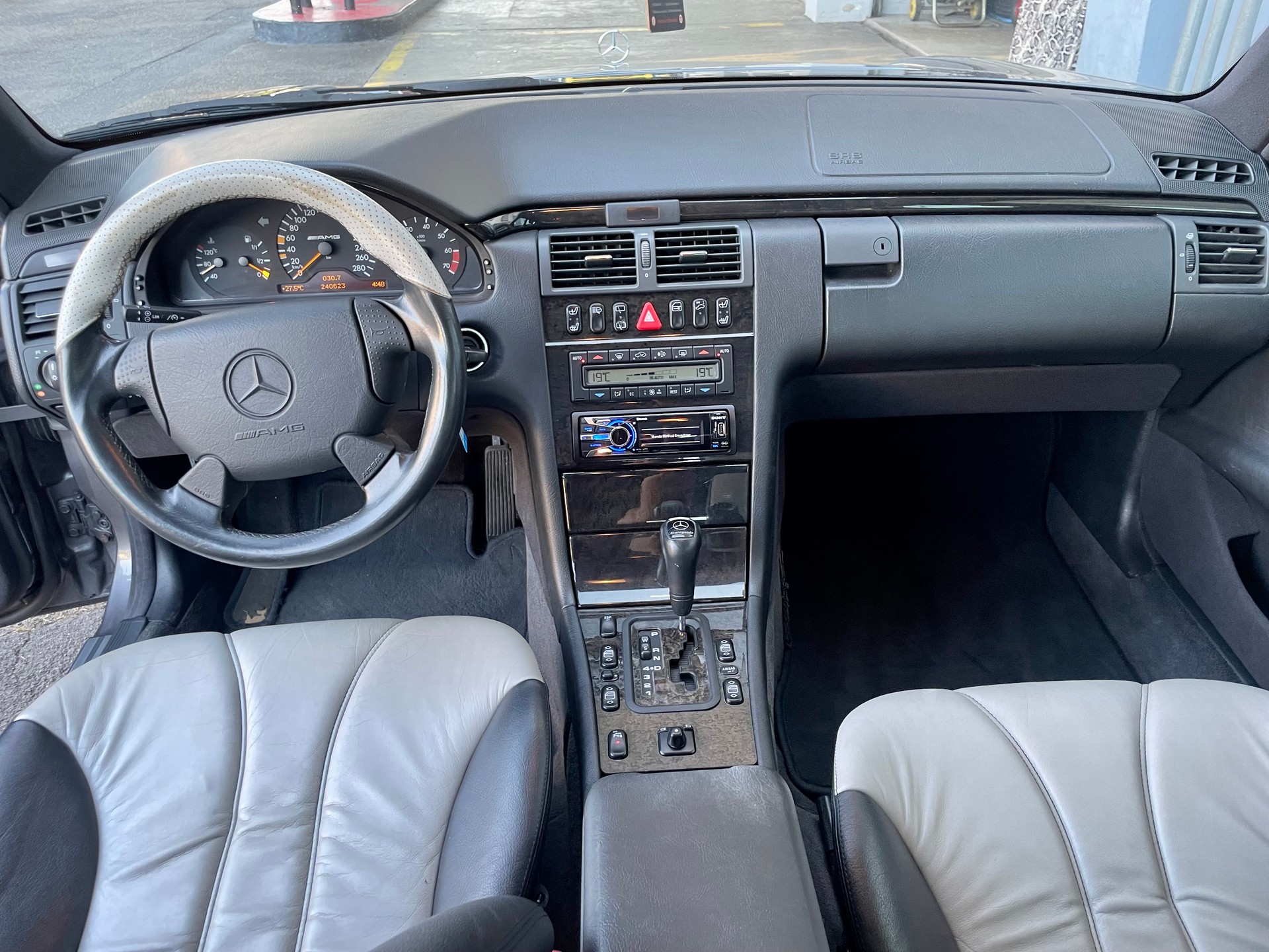 MERCEDES-BENZ E 55 AMG Avantgarde Automatic-image-9