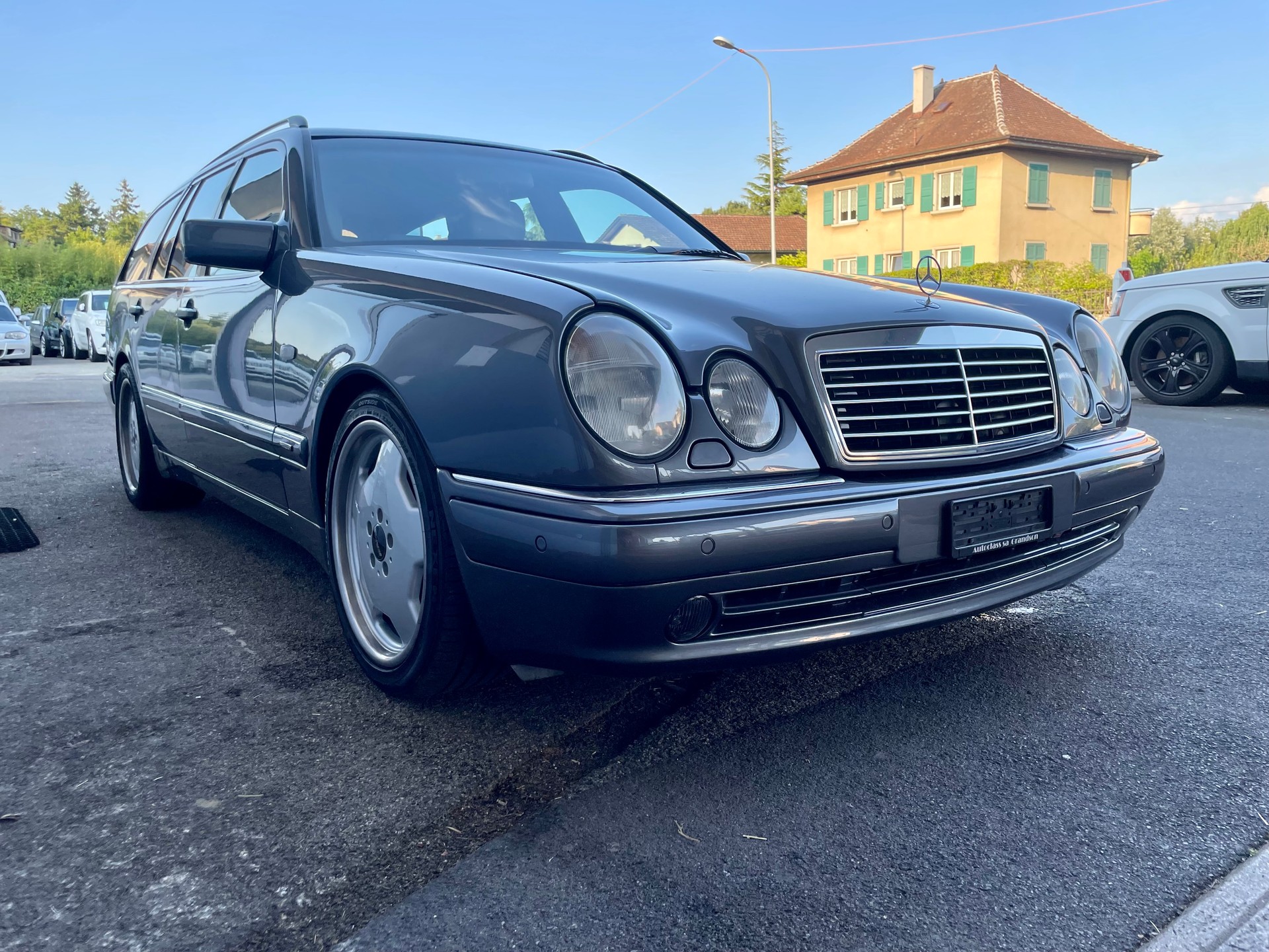 MERCEDES-BENZ E 55 AMG Avantgarde Automatic-image-3