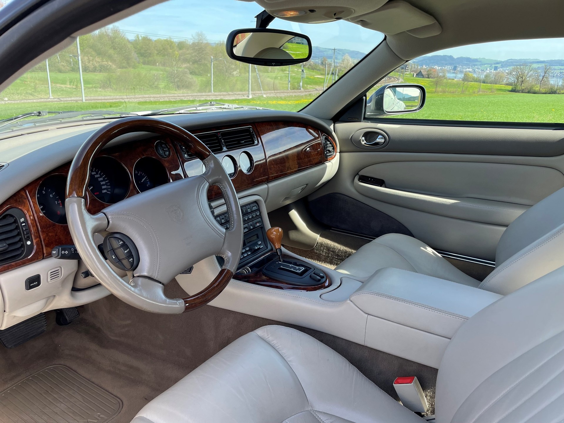 JAGUAR XK8-image-1