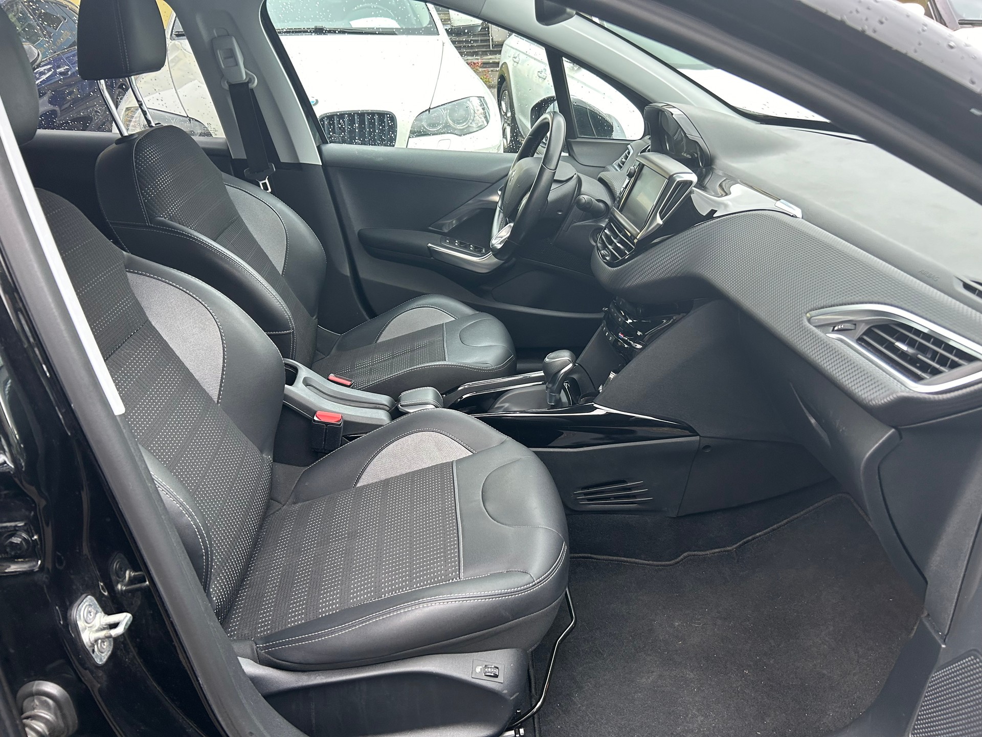 PEUGEOT 2008 1.2 PureTech Allure EAT6-image-2