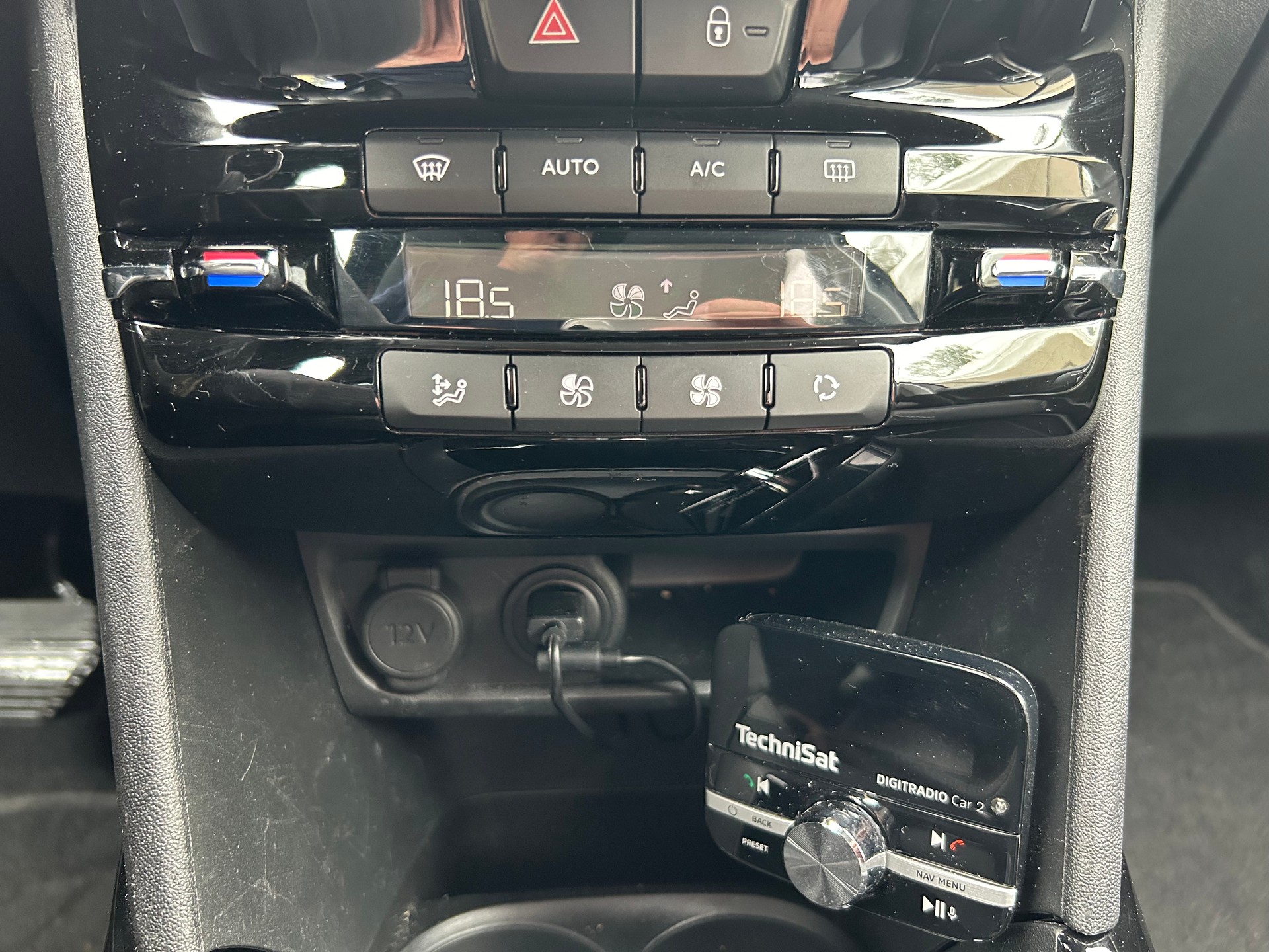 PEUGEOT 2008 1.2 PureTech Allure EAT6-image-4