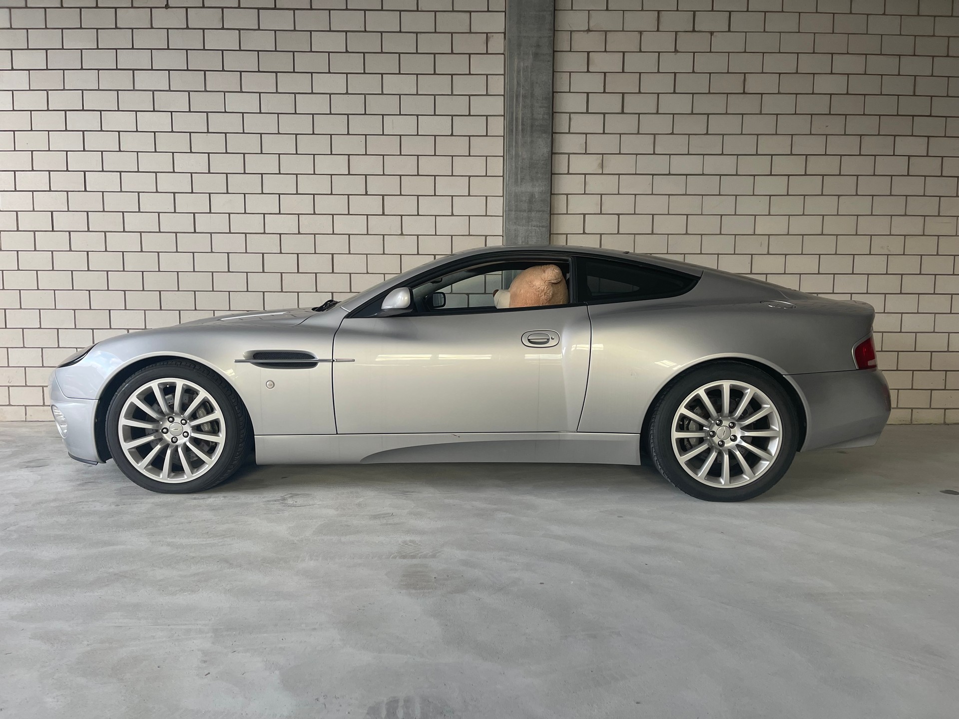 ASTON MARTIN Vanquish V12 5.9-48