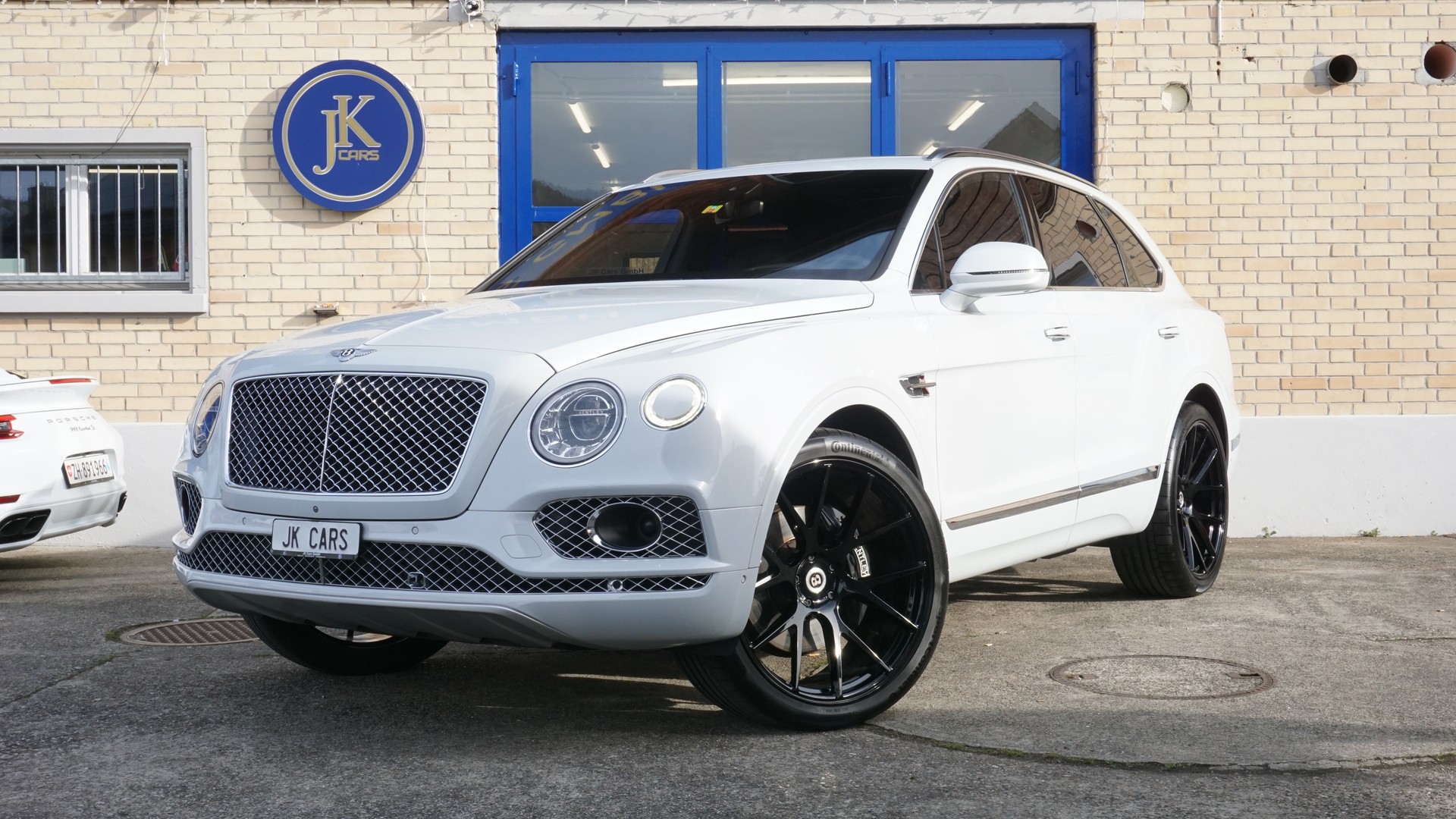 BENTLEY Bentayga W12-showroom-element-1