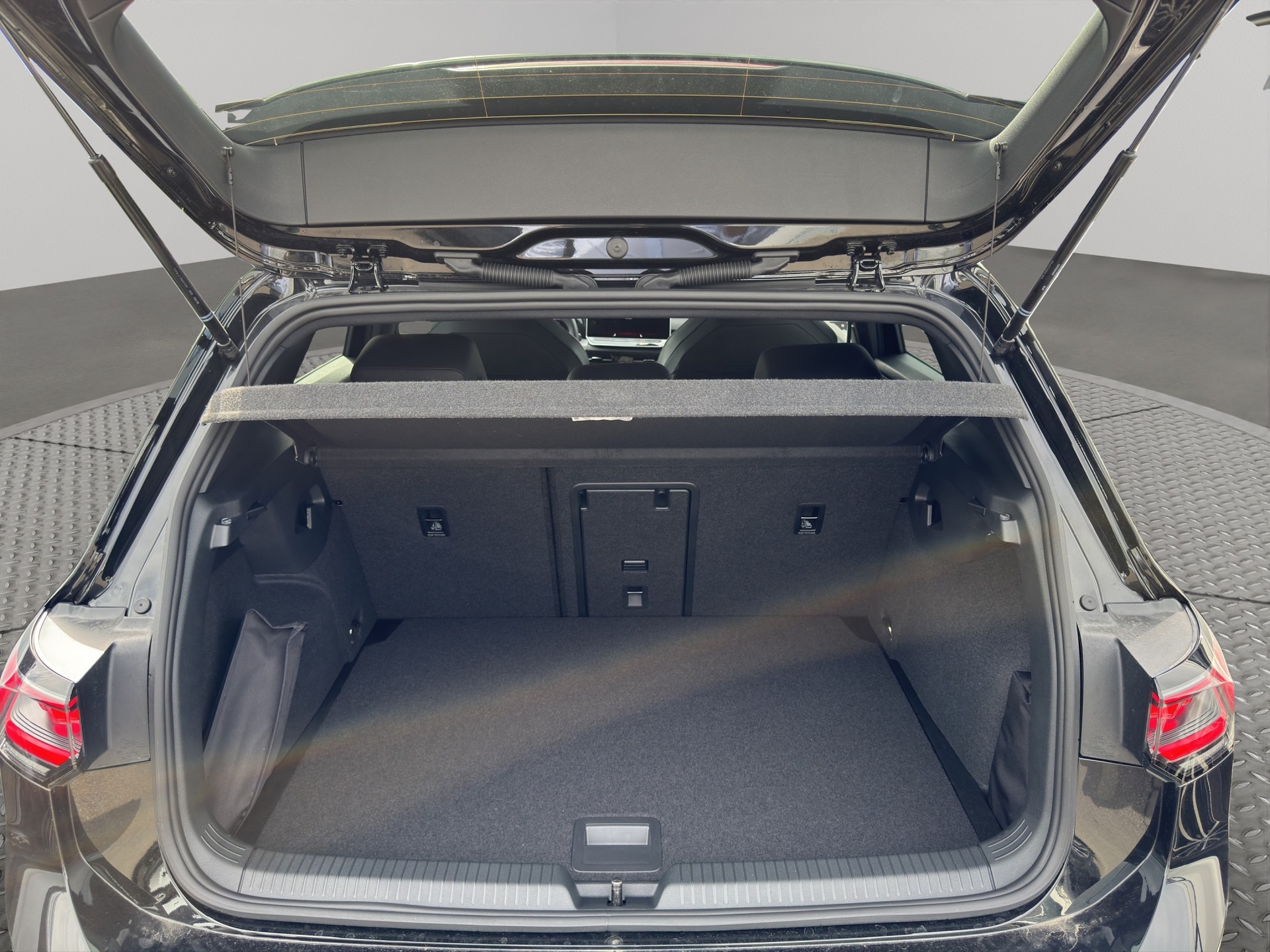 VW Golf 1.5 e TSI mHEV R-Line DSG-image-9