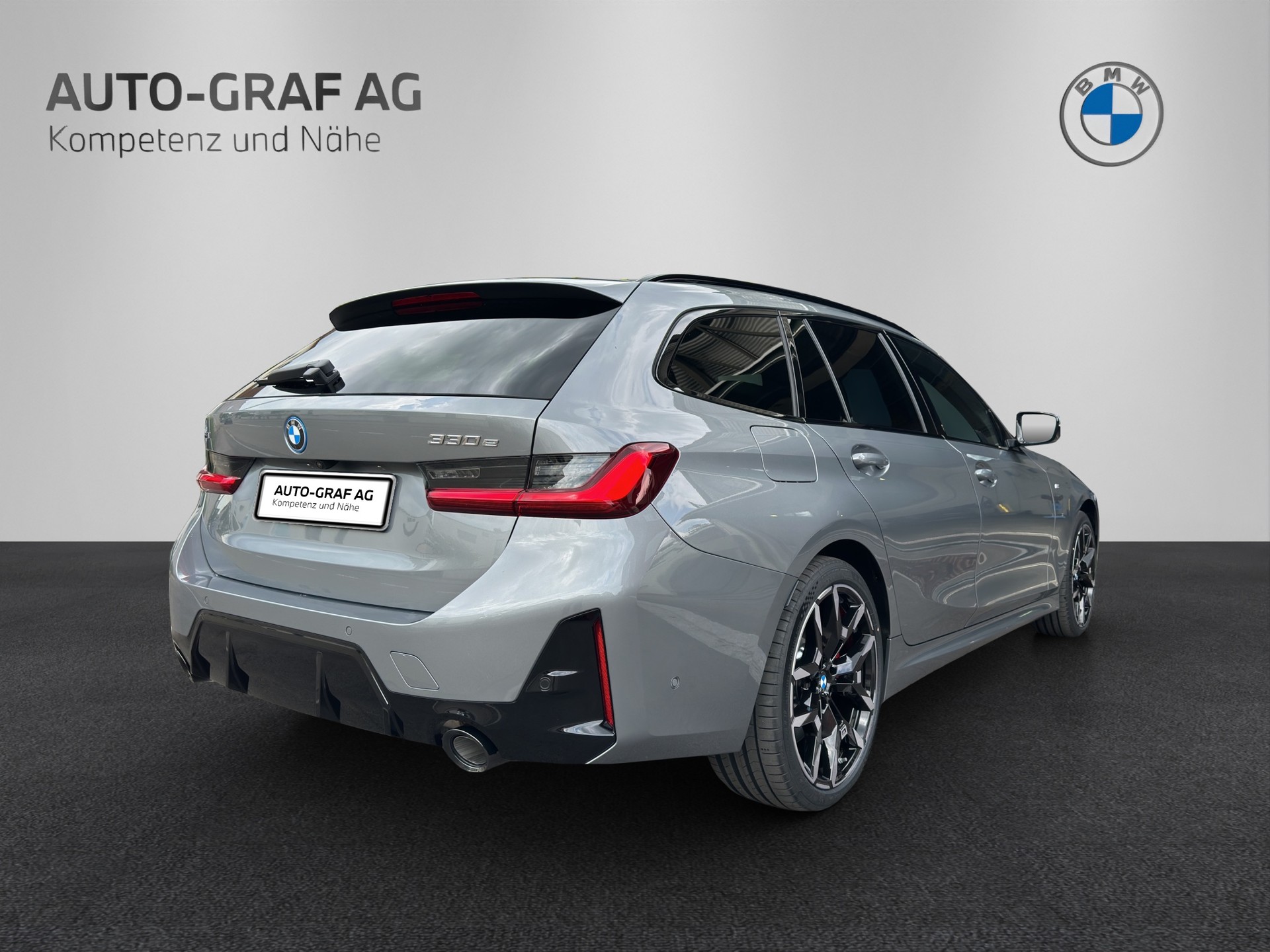 BMW 330e x DriveTouring Steptronic M Sport Pro-image-4