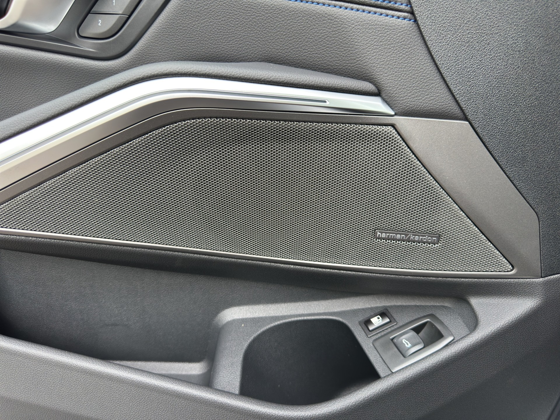 BMW 330e x DriveTouring Steptronic M Sport Pro-image-14
